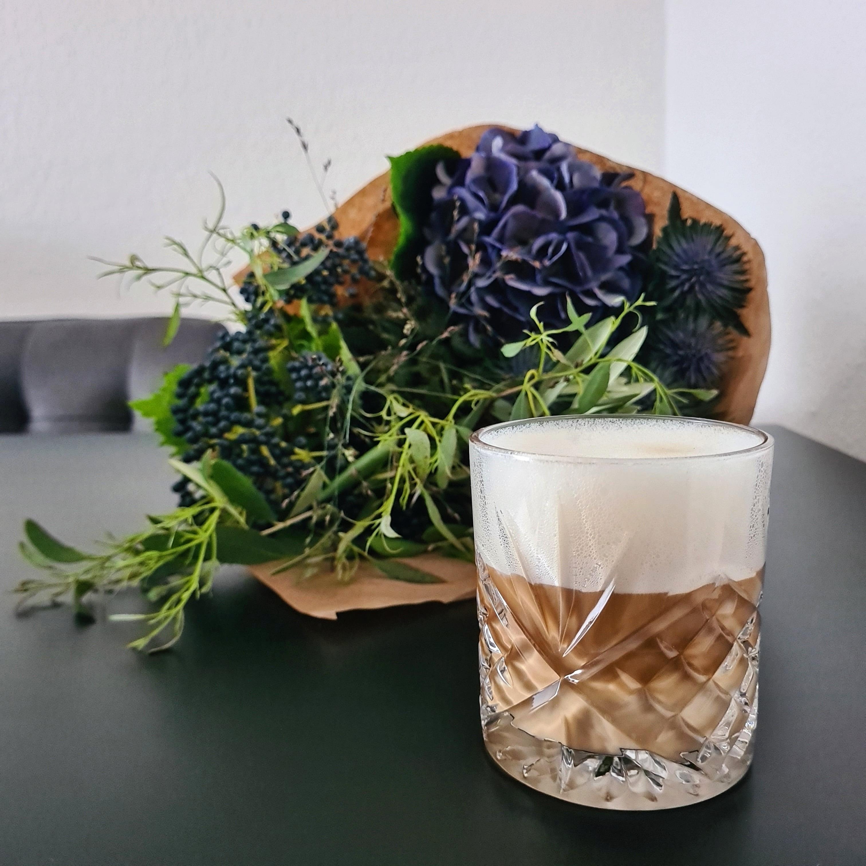 friday essentials: coffee + fresh flowers 💙 #blumenmädchen #blumenliebe #hortensien #butfirstcoffee #friyay