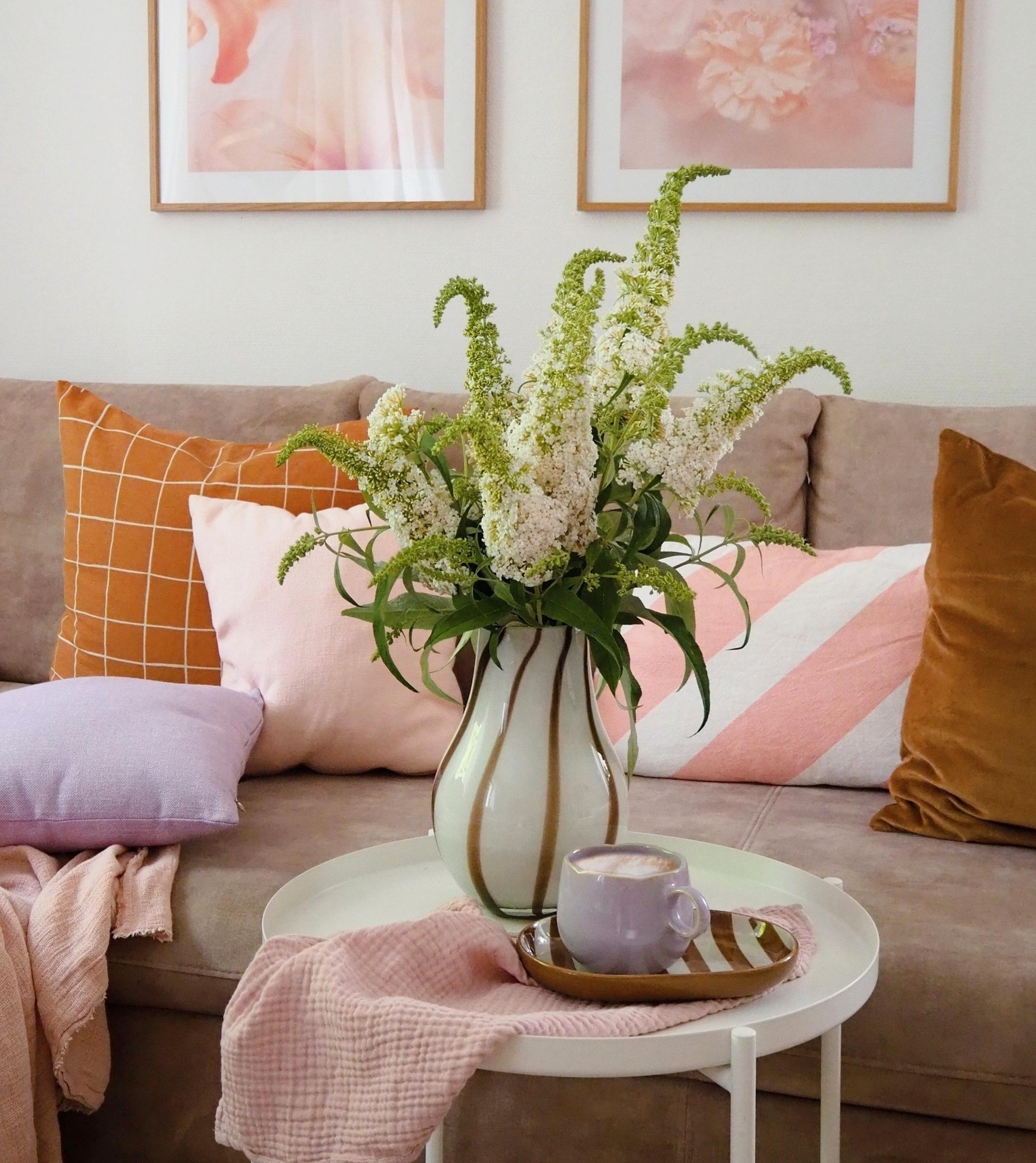 FRIDAY #flowers 
#couchstyle #couch #wohnzimmer #colourfulhome #livingroominspo #blumenliebe