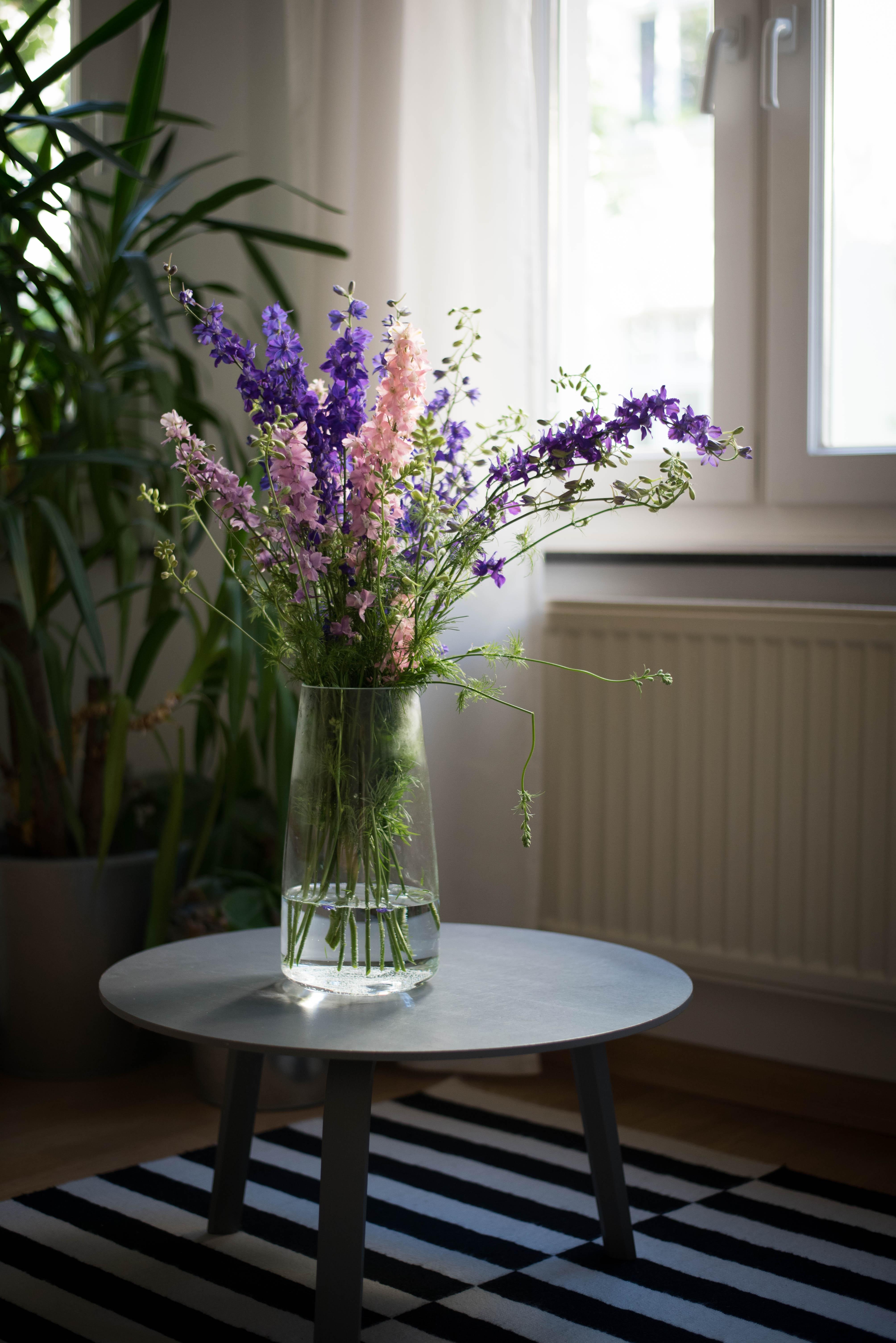 Friday Flowers #freshflowers #interiorinspo #livingroom