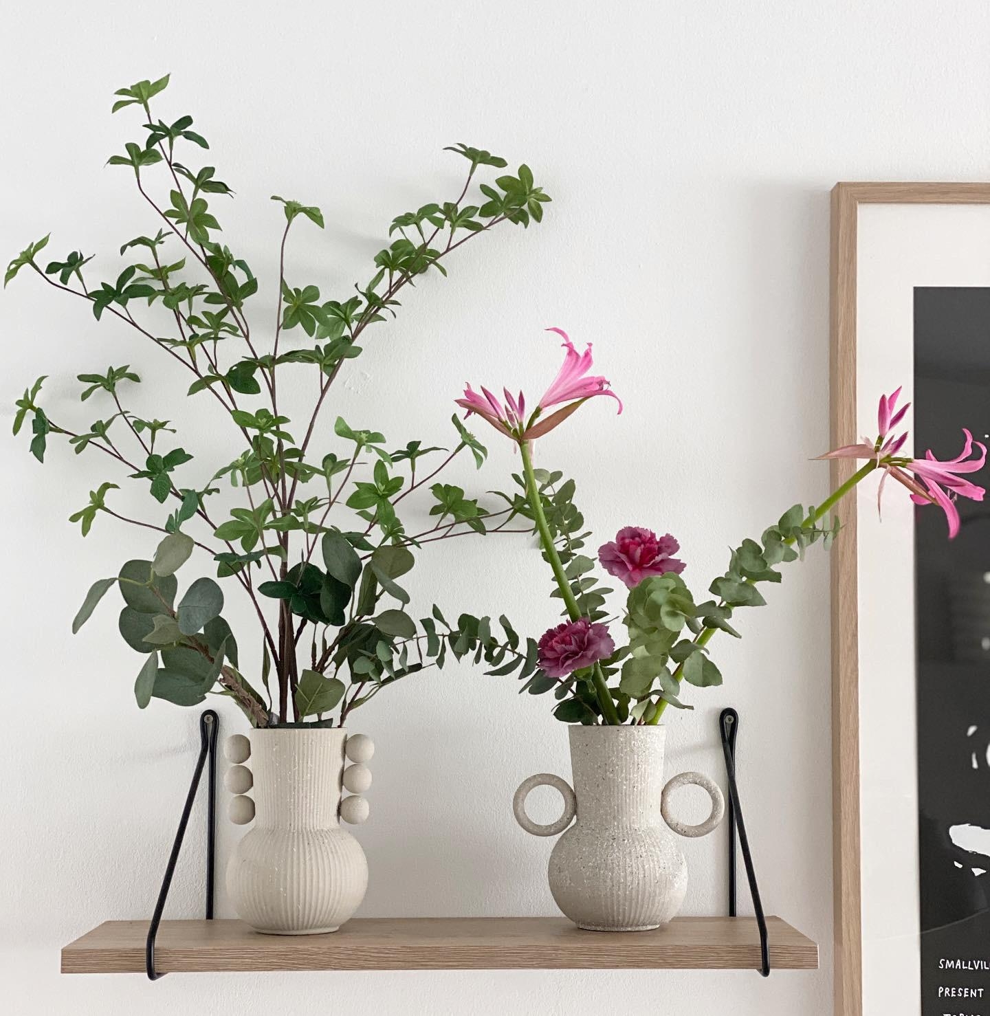 Friday Flowers in DIY Vasen🌺🌿 #DIY #upcycling #ikeahack #blumen #deko #wohnen #vasen #inspiration