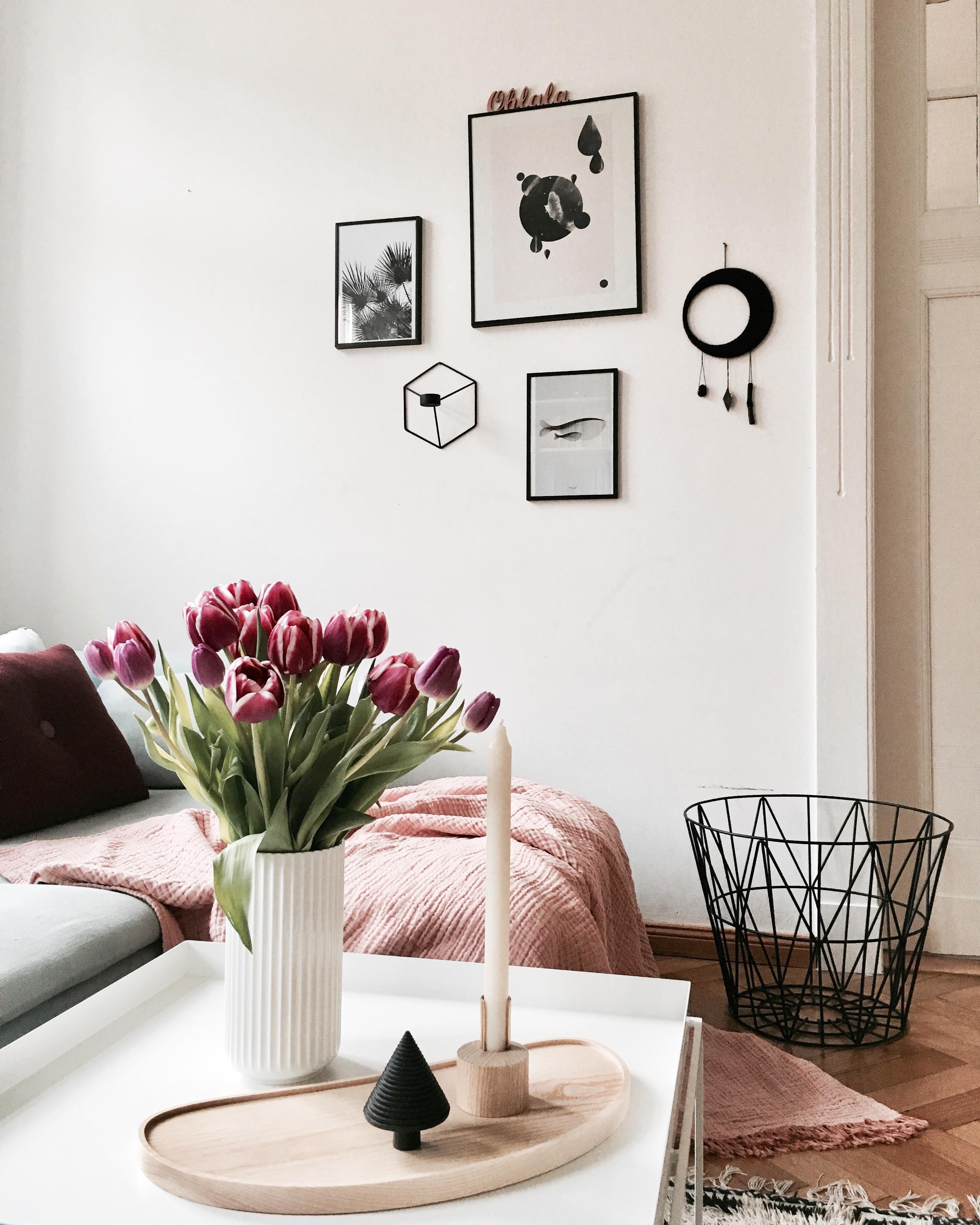 Friday in our livingroom... #wohnzimmer #altbauwohnung #frühlingsstrauss #tulpen #kuscheldecke #tablett #kerzenleuchter 