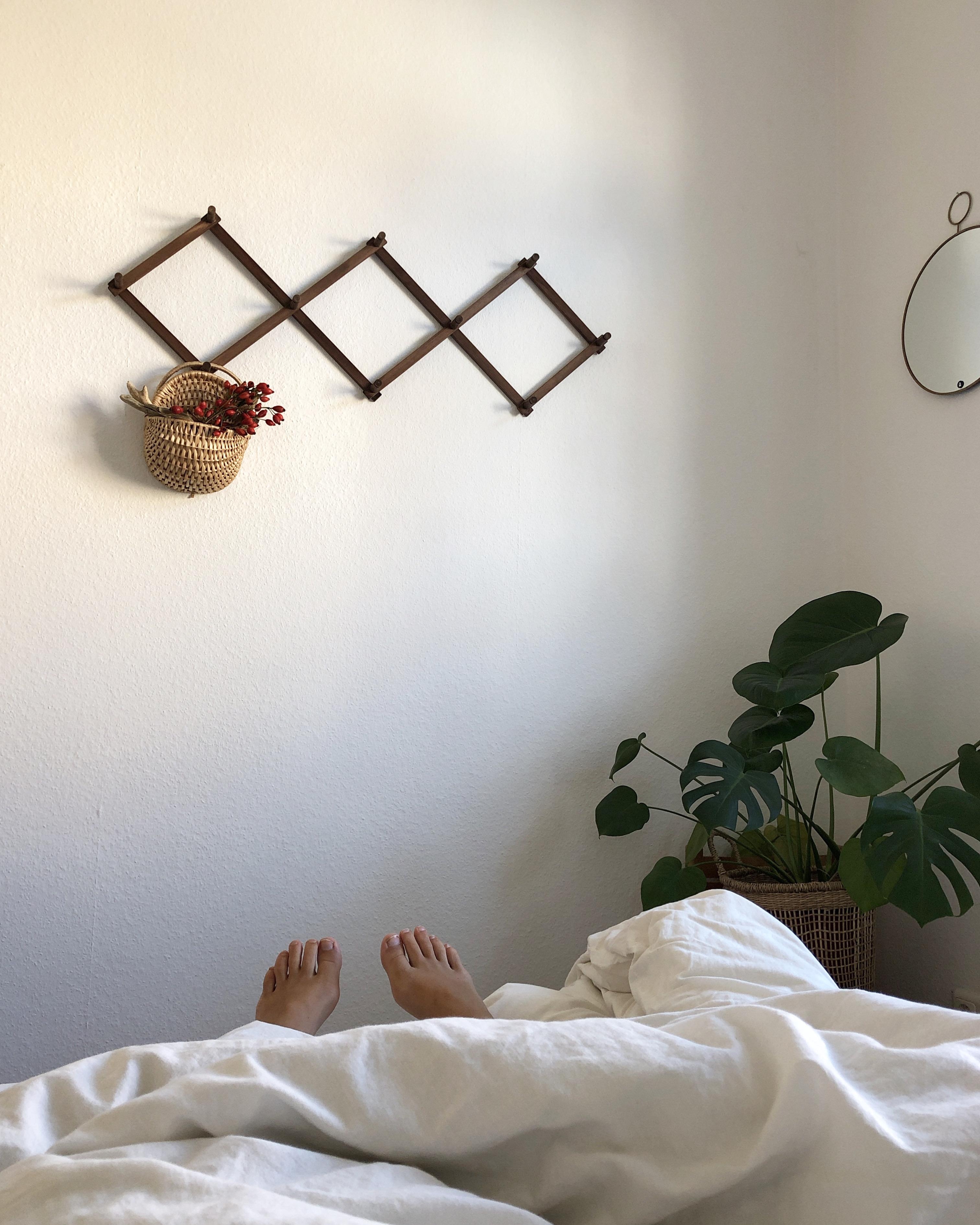 #fridaymood im #bett. #schlafzimmer #schlafzimmerideen #altbau #minimalistisch 