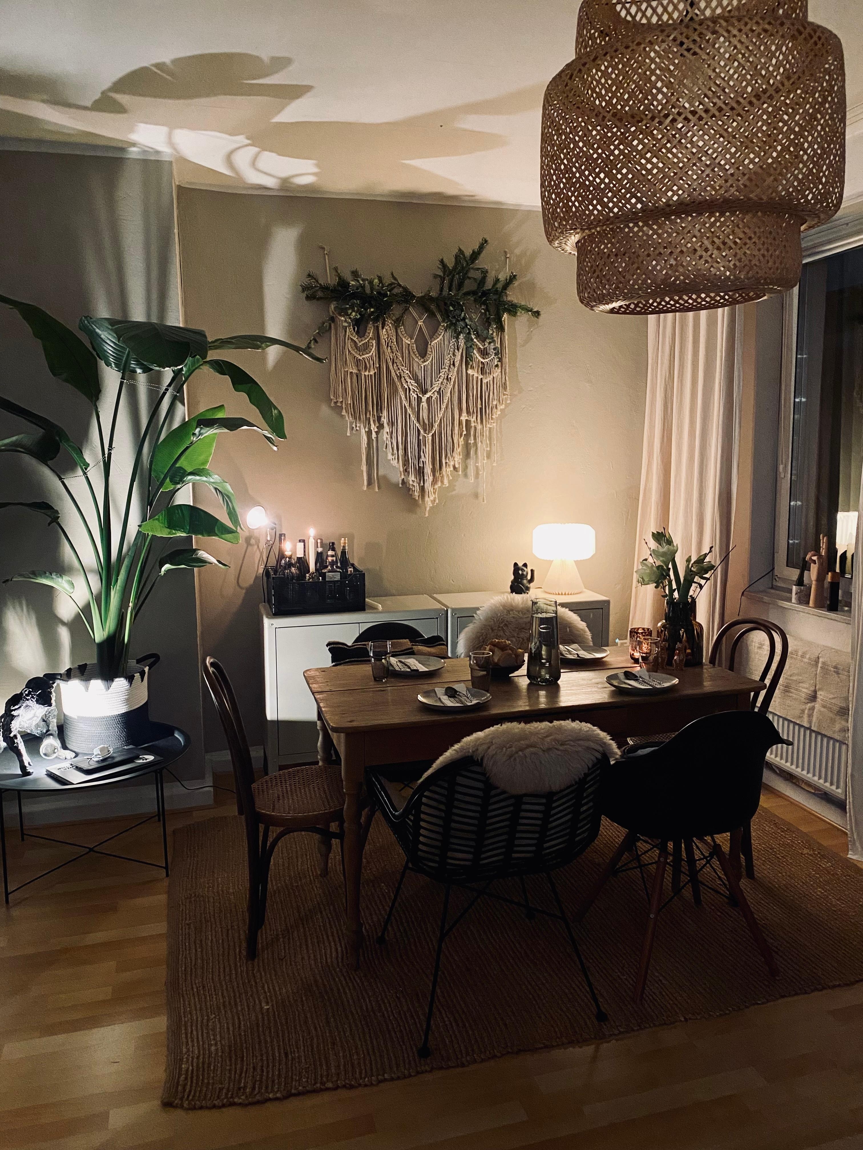 Friends Dinner Night ✨ 
#livingroom #januar #chilisincarne #dinnerwithfriends #lights #strelizie 