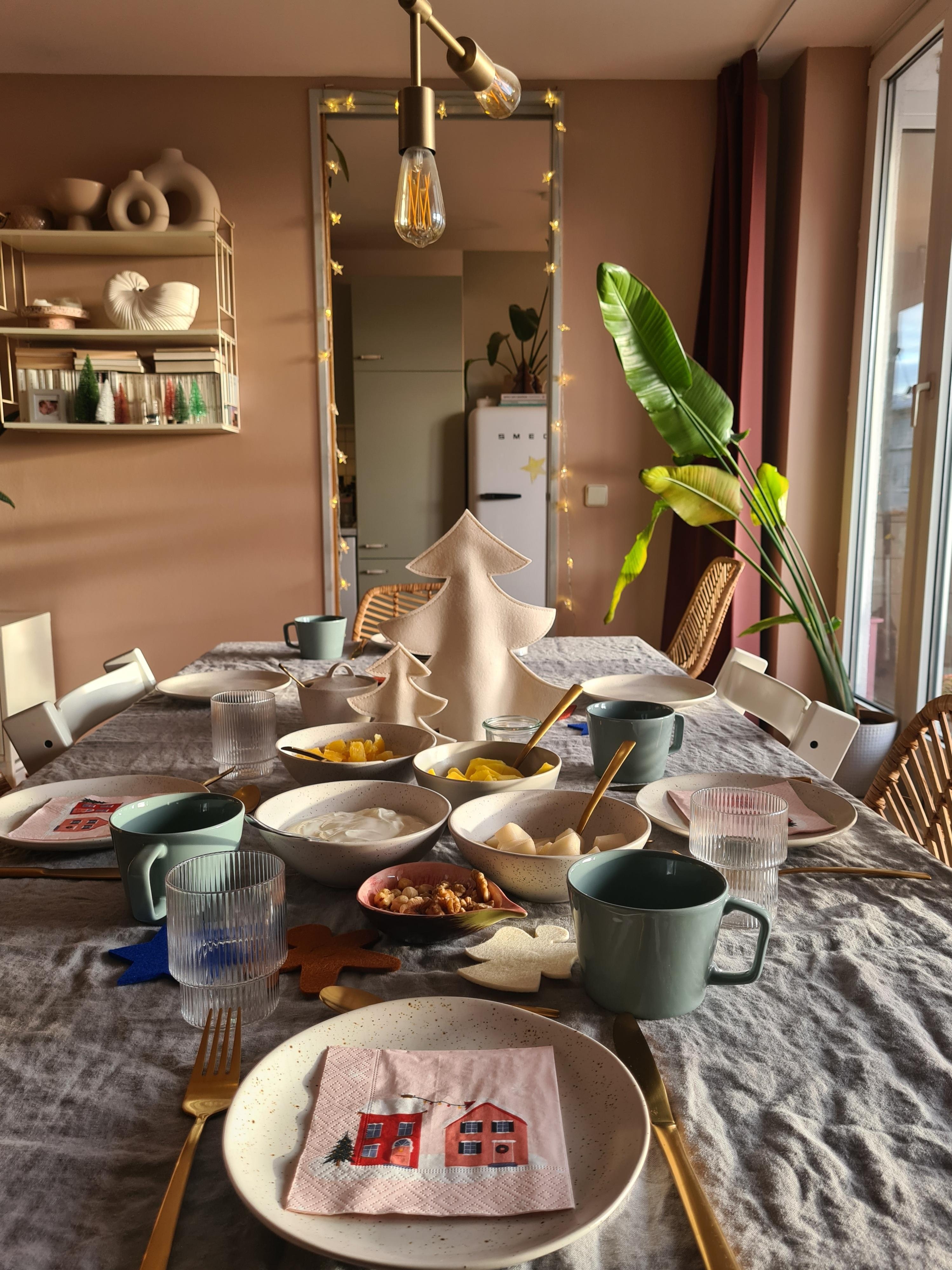 #Friendsmas #Brunch 🥨🥐🧈🍳🥑🥭 
#esszimmer #weihnachtsdeko #tischdeko #wohzimmer #wandfarbe