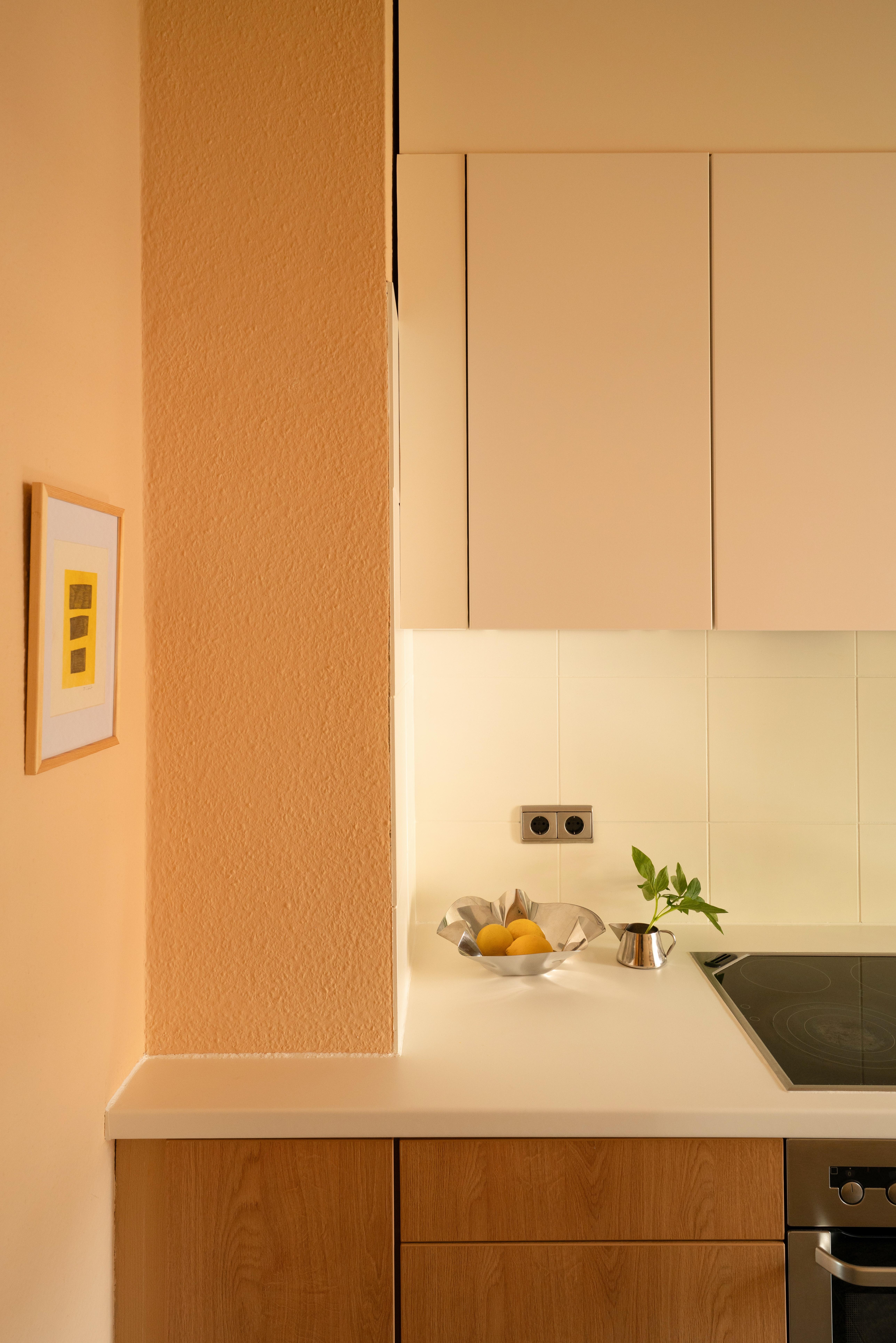 Frisch foliert: Arbeitsplatte in schneeweiß ❄ #DIYInterior #kitchenmakeover 