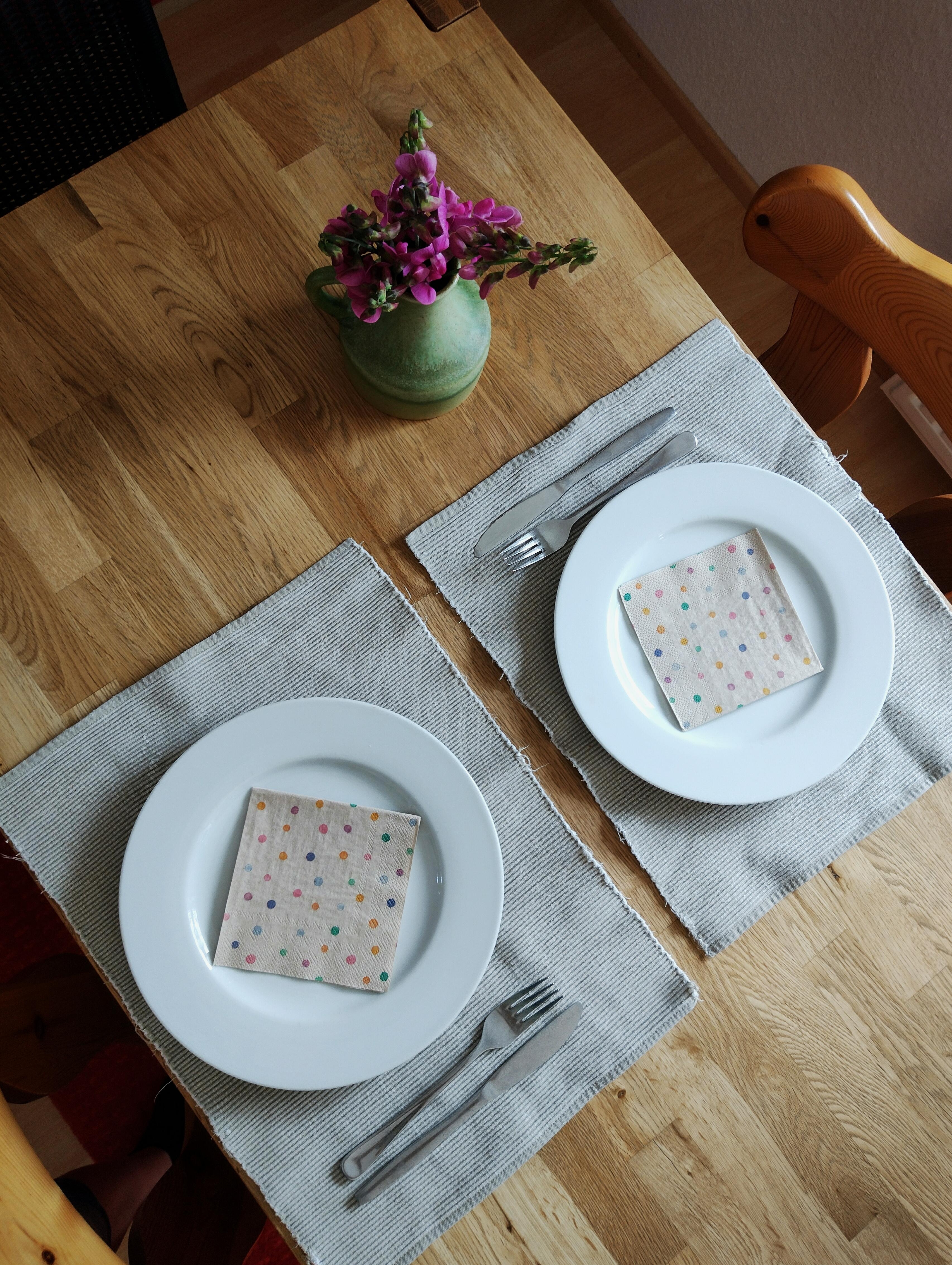 Frisch geölter #Tisch ☺️ und #frischeblumen #esstisch #gedecktertisch #vintagevase #keramikvase
