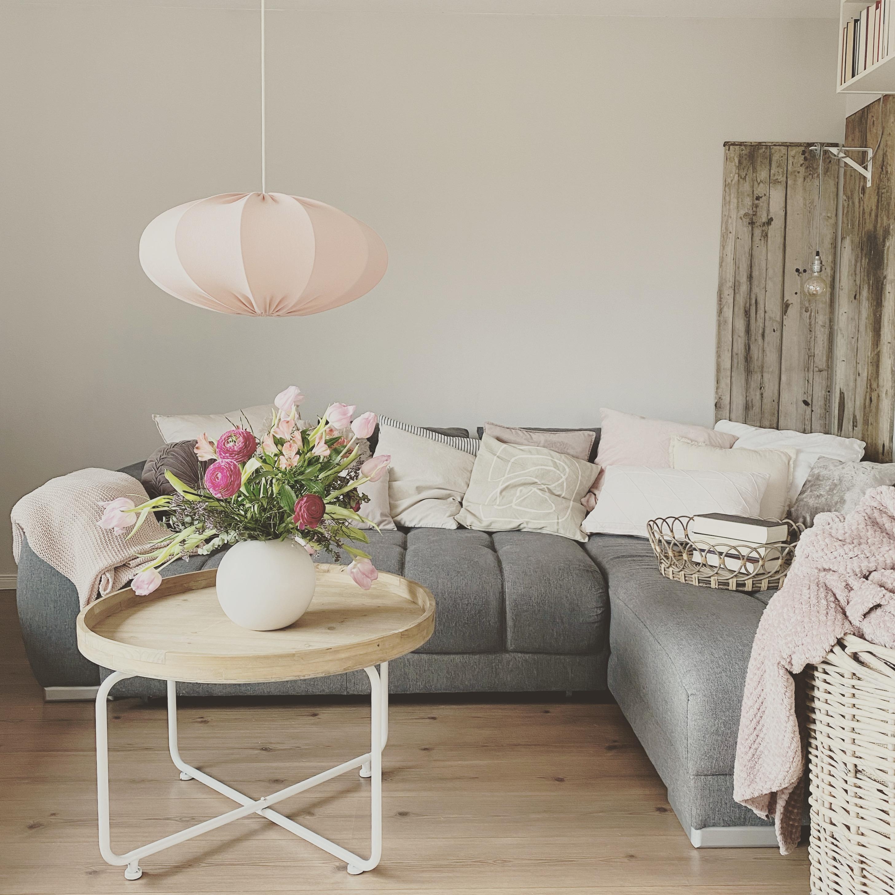Frisch gestrichen!!
#cozy#homedecor#hygge#flowers#couchstyle