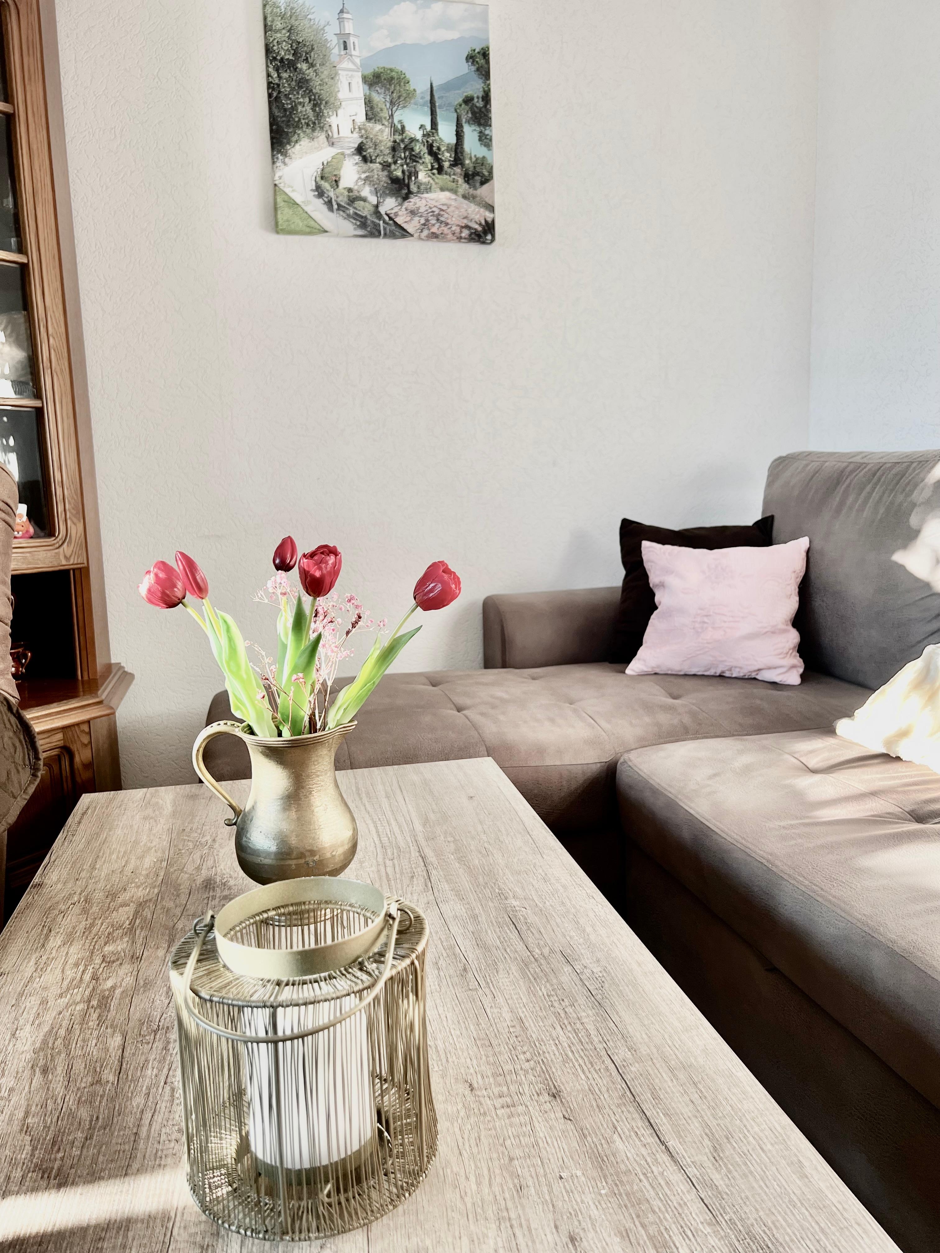 Frischblumen im Januar
#blumenliebe #tulpen #wohnzimmer #vase #messing #fotodruck #stoff #urlaub #schweiz #couchliebt  