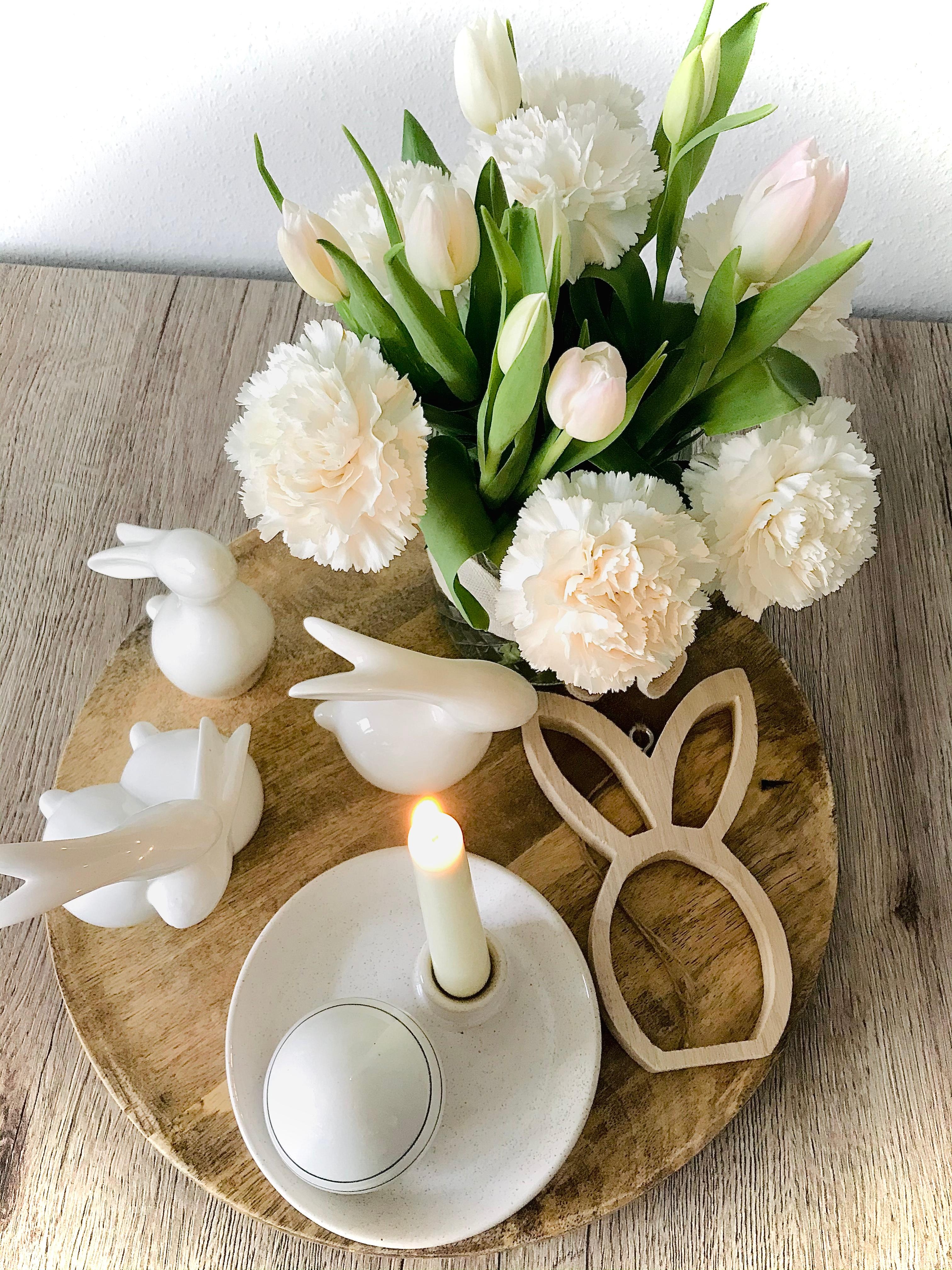 Frische Blumen auf dem Esstisch 🤍
#ostern #tulpen #kerzen #tischdeko #Küche #nelken 