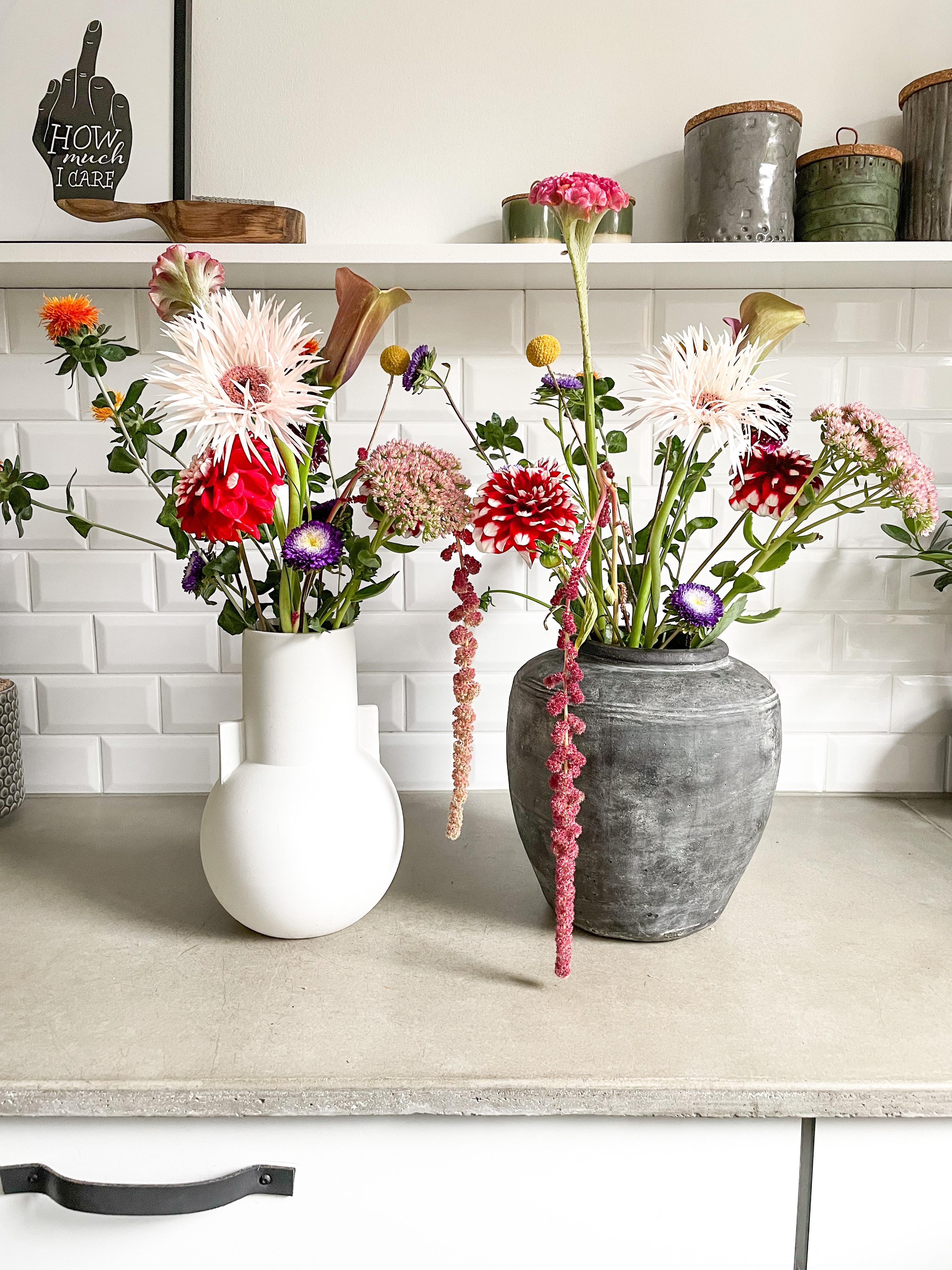 Frische Blumen? Dann ist fast Wochenende! 

#Blumen #Blumenvase #Blumenstrauss #Küche #Metrofliesen