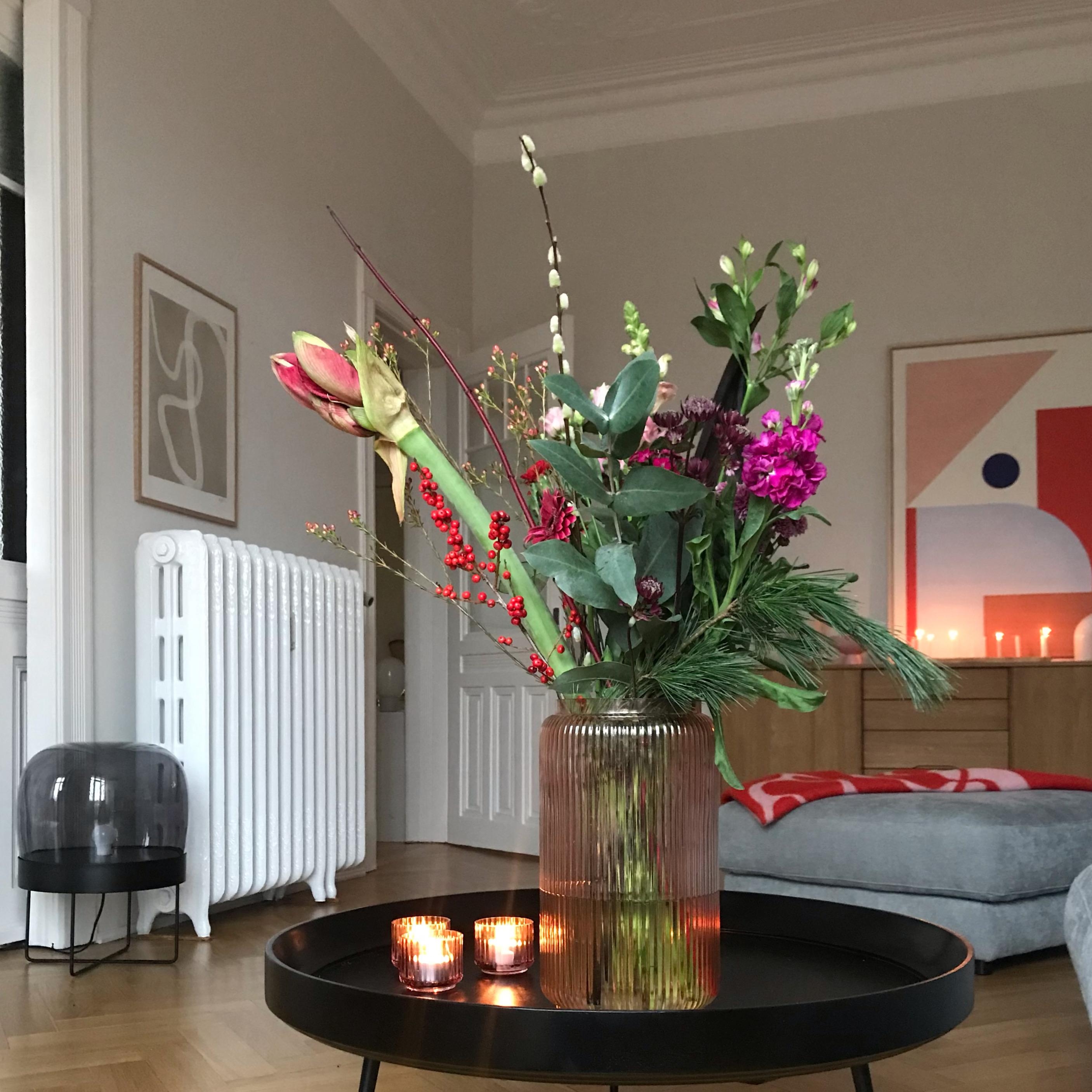 Frische #blumen dürfen hier auch zur #adventzeit nicht fehlen. #flowers #living #wohnen #couchstyle #skandistyle 