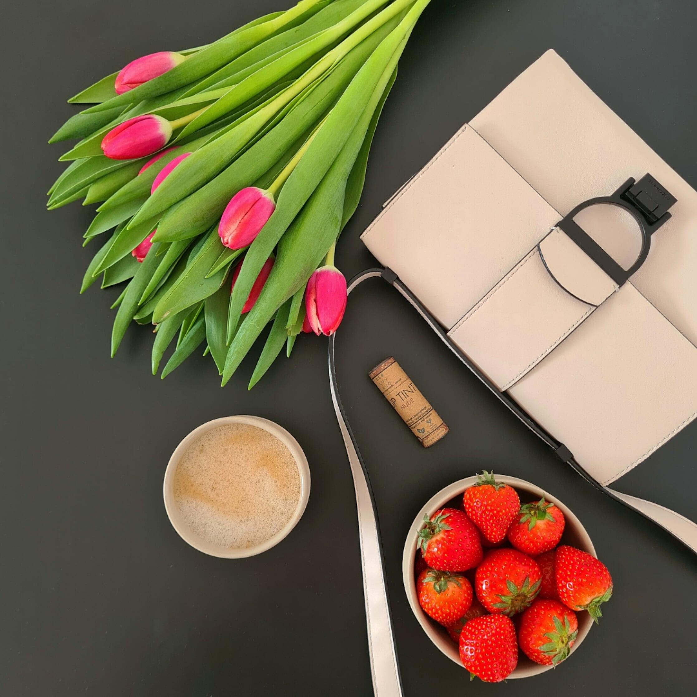 frische blumen, erdbeeren und kaffee - perfekter start in den sonnigen tag ☀️ #tulpenliebe #erdbeerenliebe #kaffeeliebe