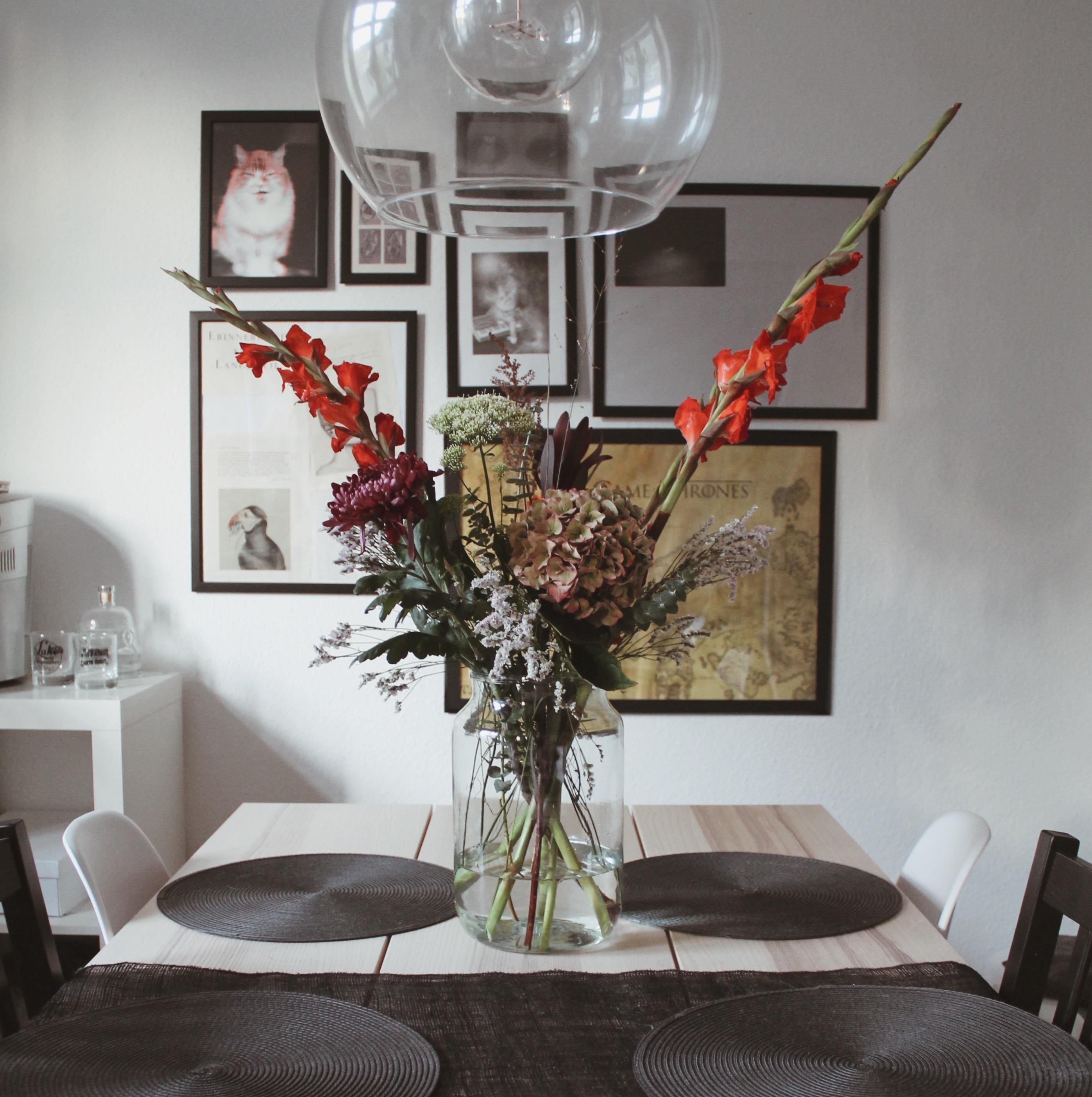 Frische Blumen fürs Herbstfeeling 🍂
#livingroom #couchstyle #blumen #flowers #gallerywall #lights #skandinavisch #ikea