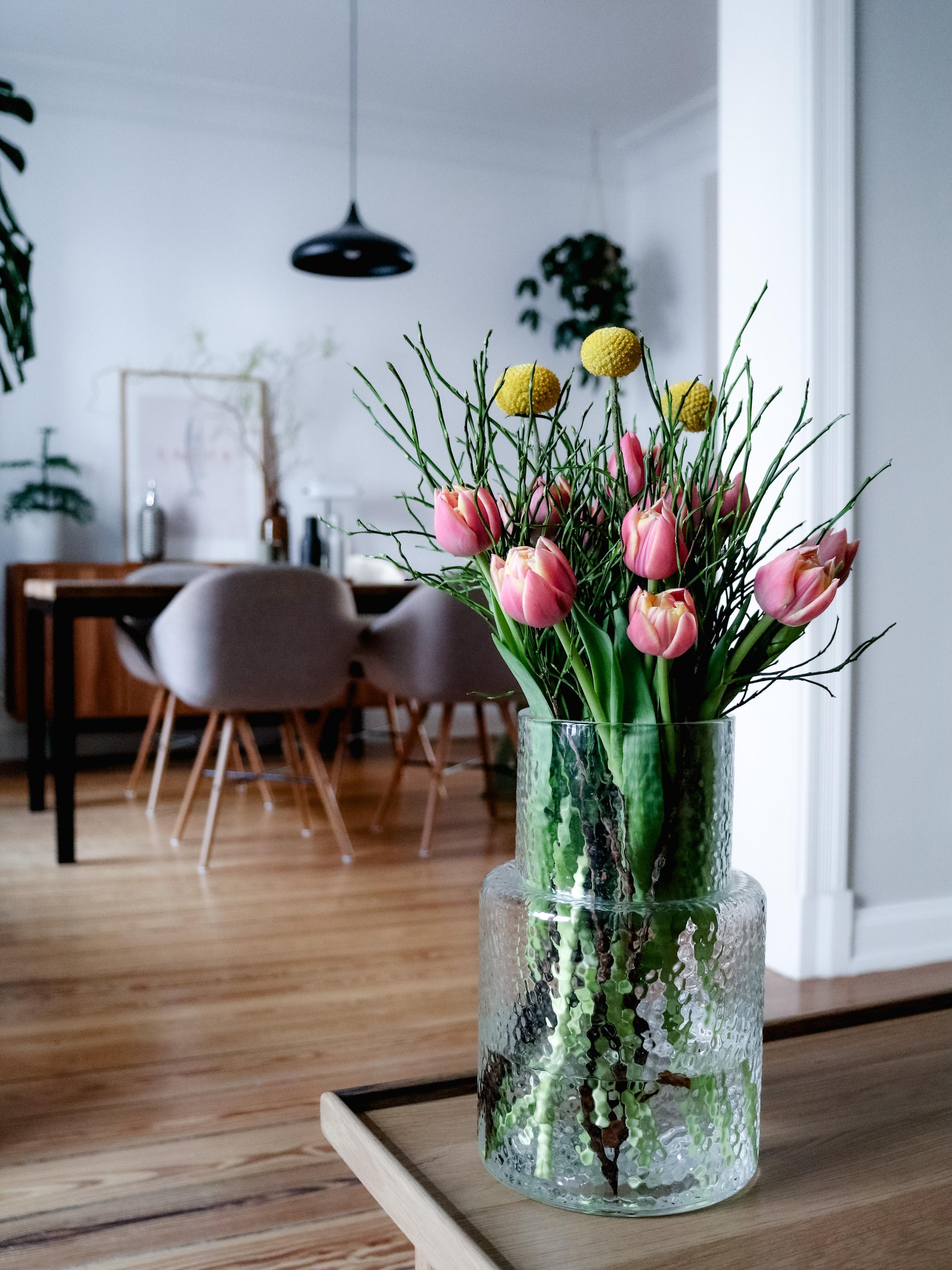 Frische Blumen gehen immer, oder? #freshflowers #tulpen #altbauliebe #vasenliebe