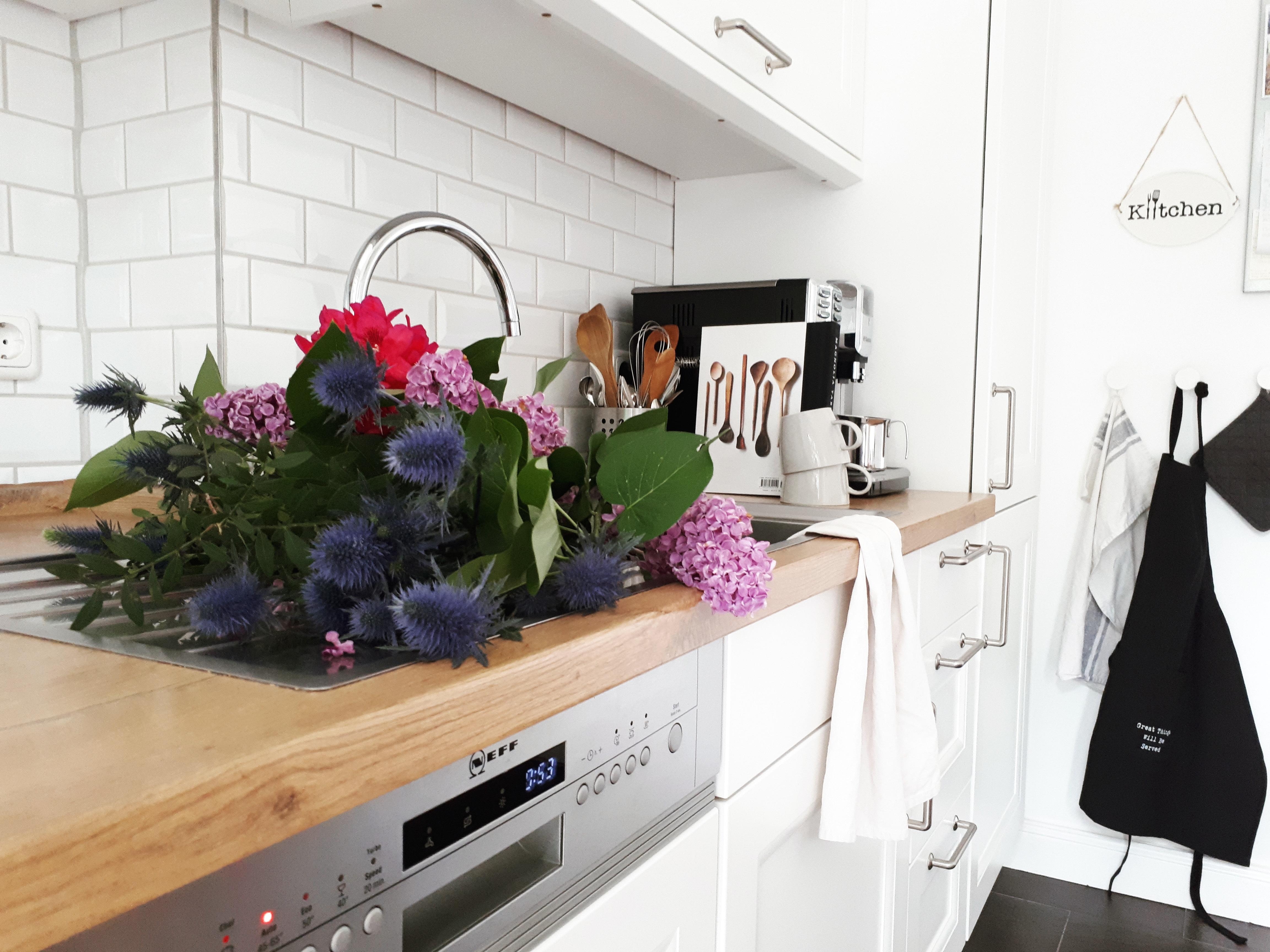 Frische Blumen in der Küche ❤💐
#blumen #küche #altbau #metrofliesen 