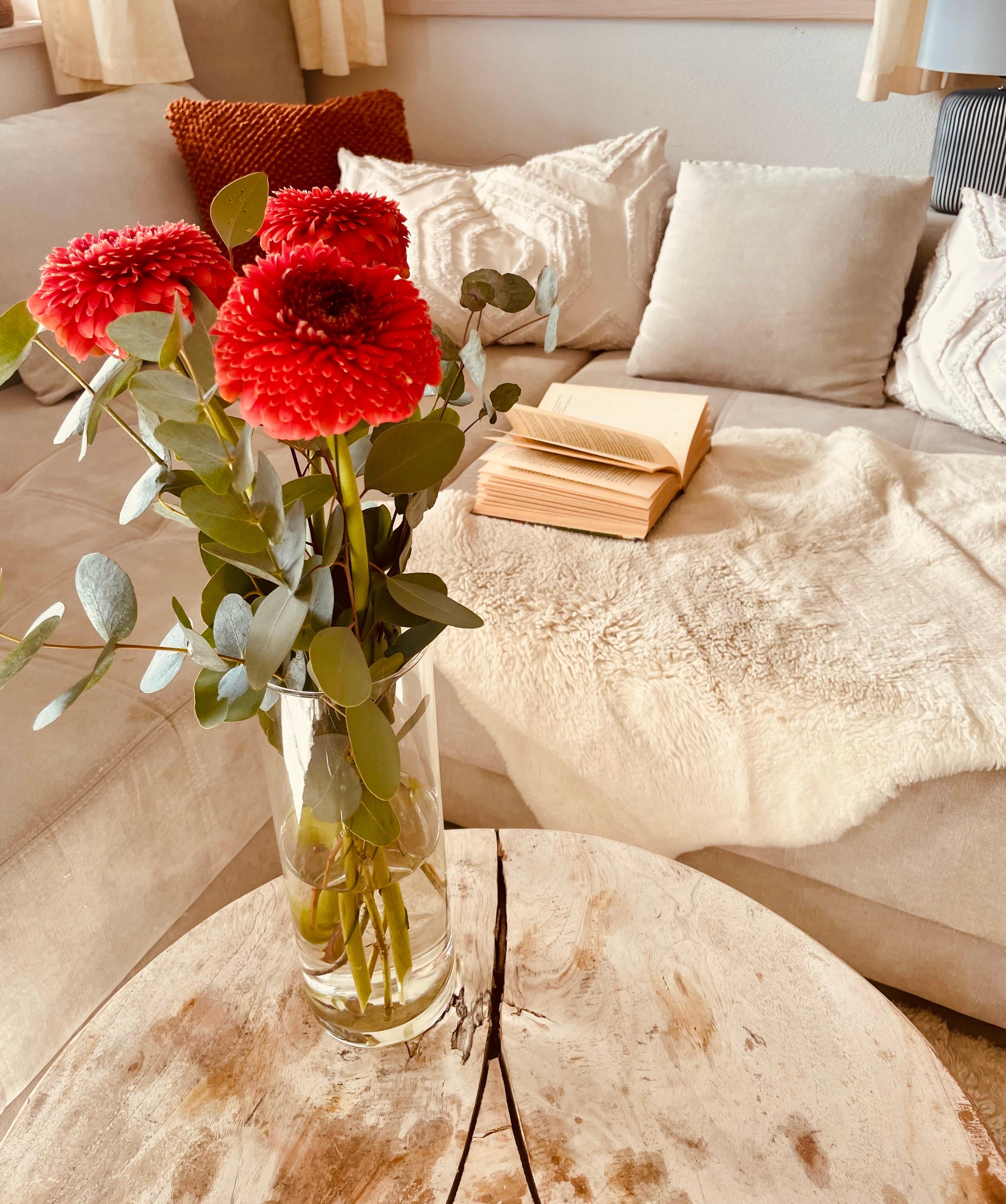 Frische Blumen und ein gutes Buch, ein perfekter Sonntag. #frischeblumen #couch #sonntag #sunday #flowers #books #wohnzimmer 