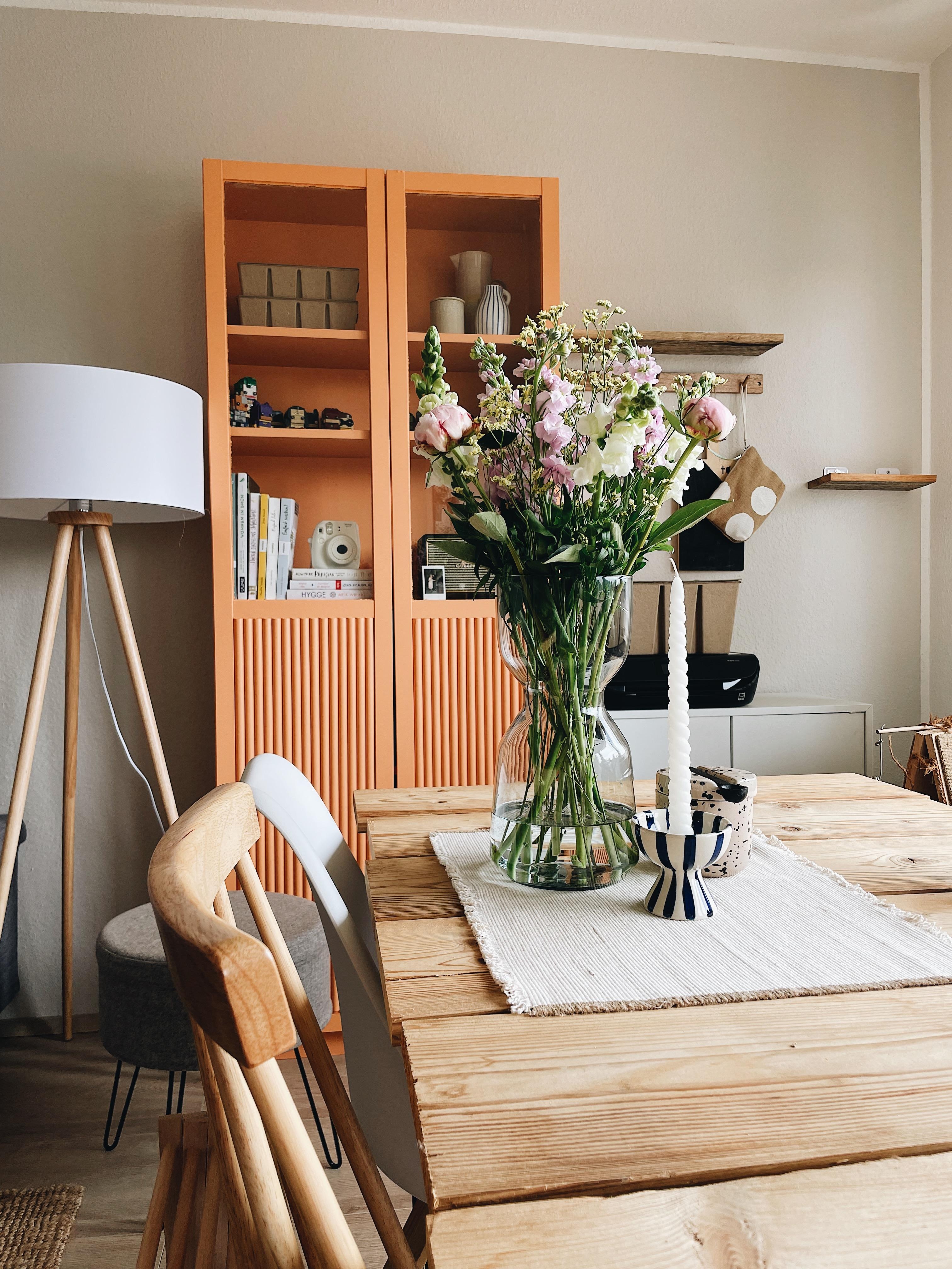 Frische Blumen und Pfirsich farbener Schrank. Große Liebe 🧡
#wohnzimmer ##ikeahack #farbenfroh #couchstyle #diy 