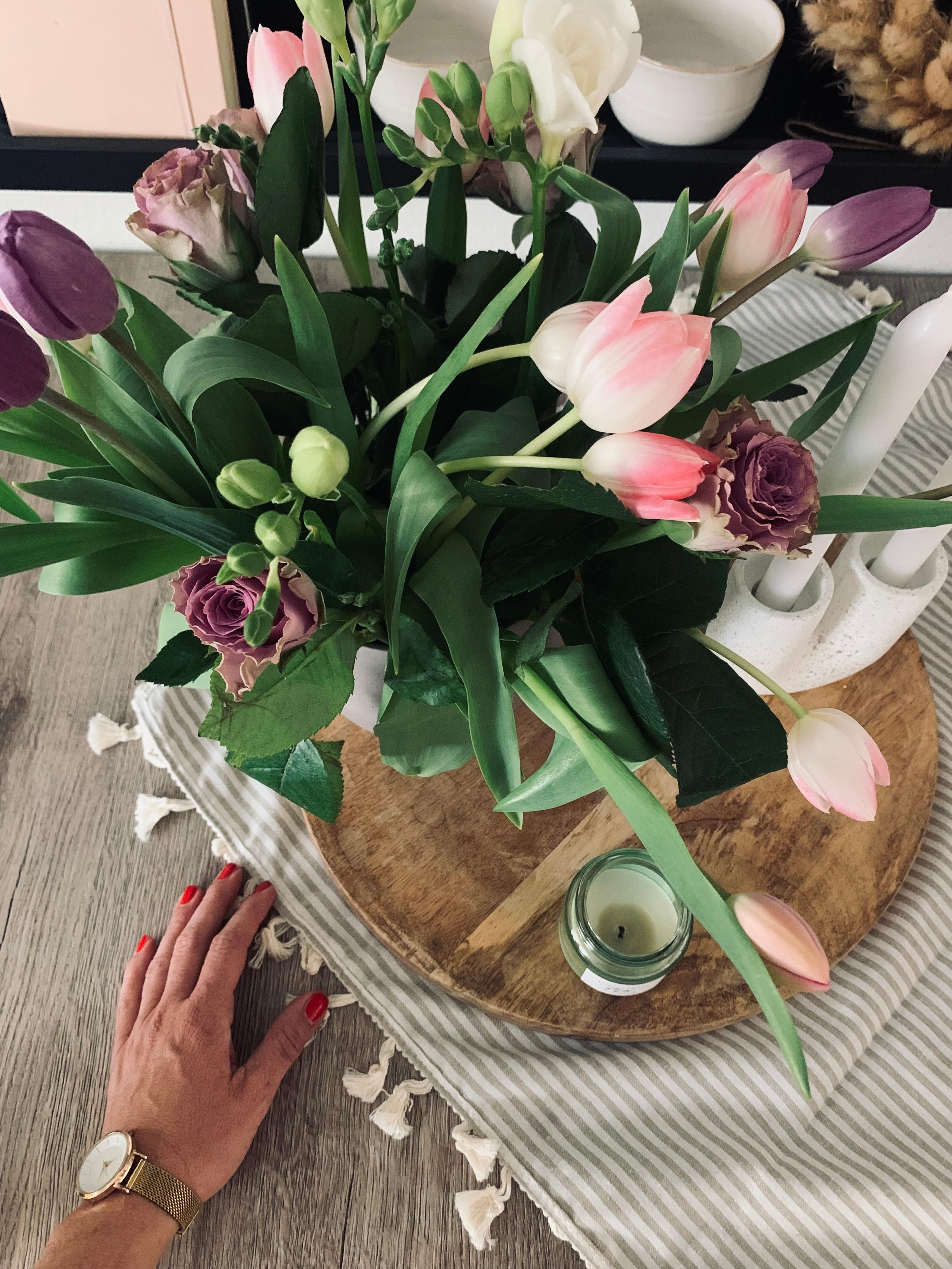 Frische Blumen zum Wochenende 🩶

#esstisch #holz #kerze #mitteldecke #flower #wandboard #küche 