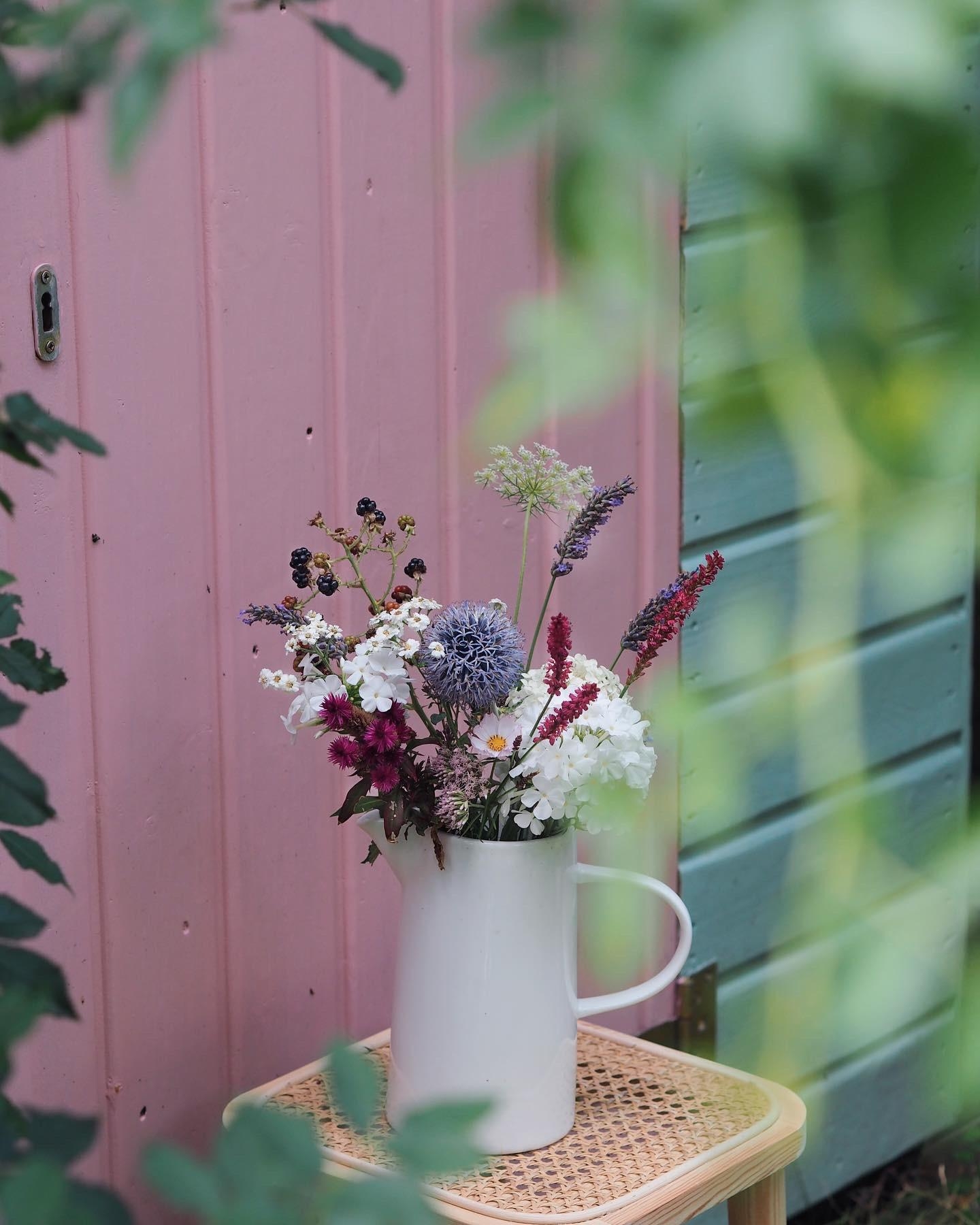 Frische Farben im Garten 

#gartenhaus #pastel #blumenvase #hocker