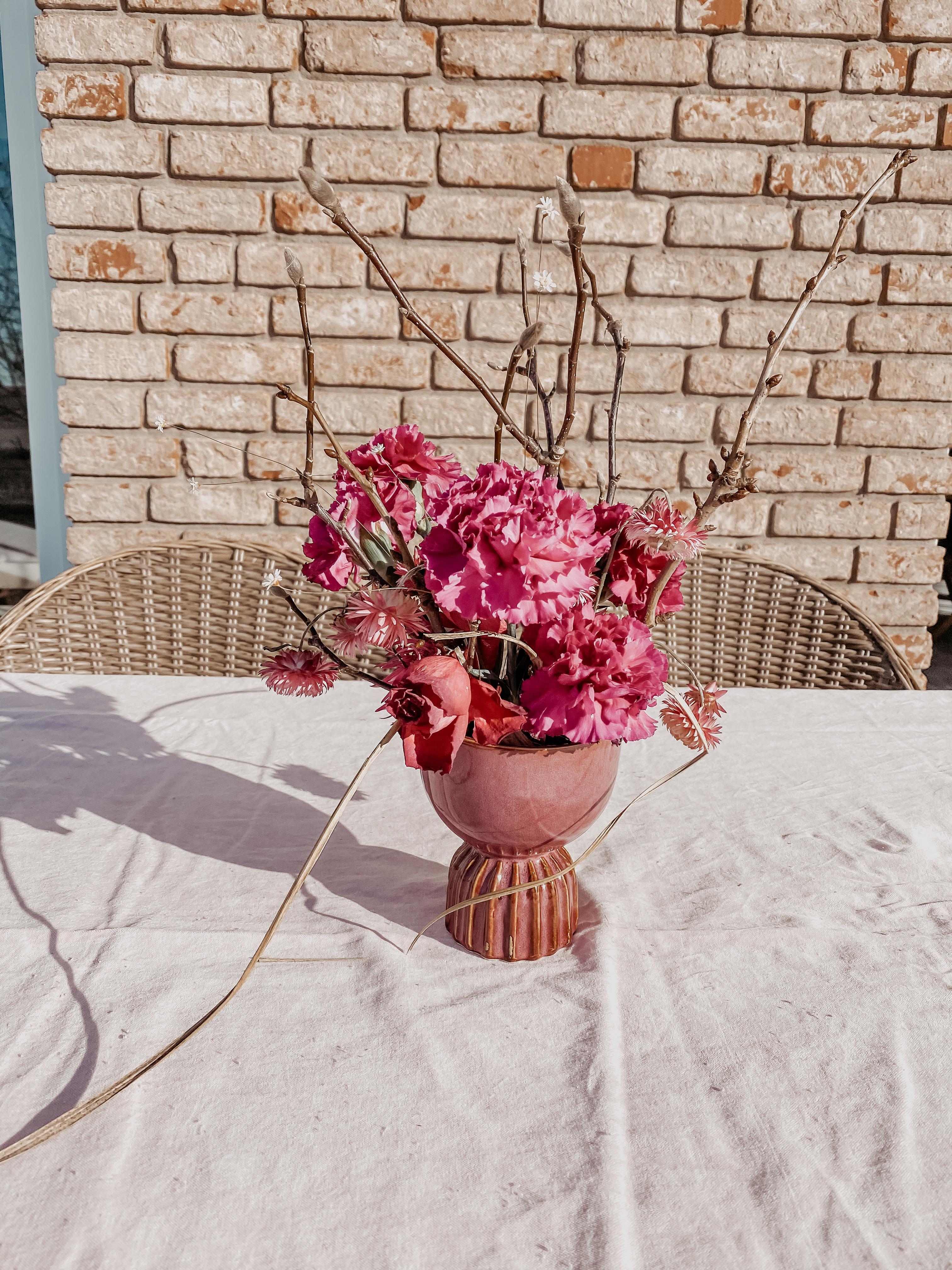 Frische Gartenzweige mit getrockneten Rosen und Bio-Nelken. #couchstyle #slowflowers