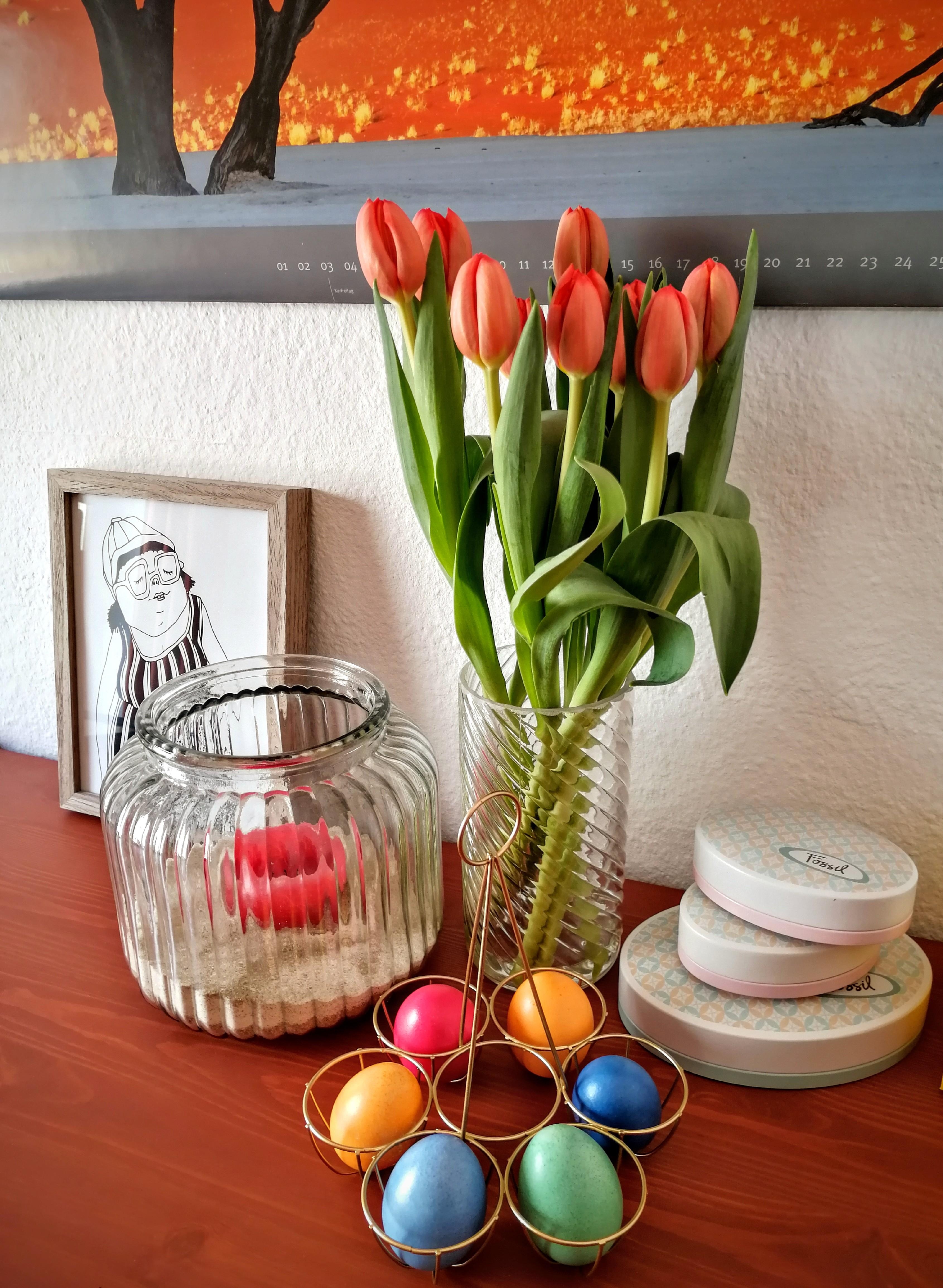 Frische Tulpen + selbst gefärbte Ostereier = Gute-Laune-Frühlings-Deko 🌷 #freshflowers #tulpen #ostern #windlicht 