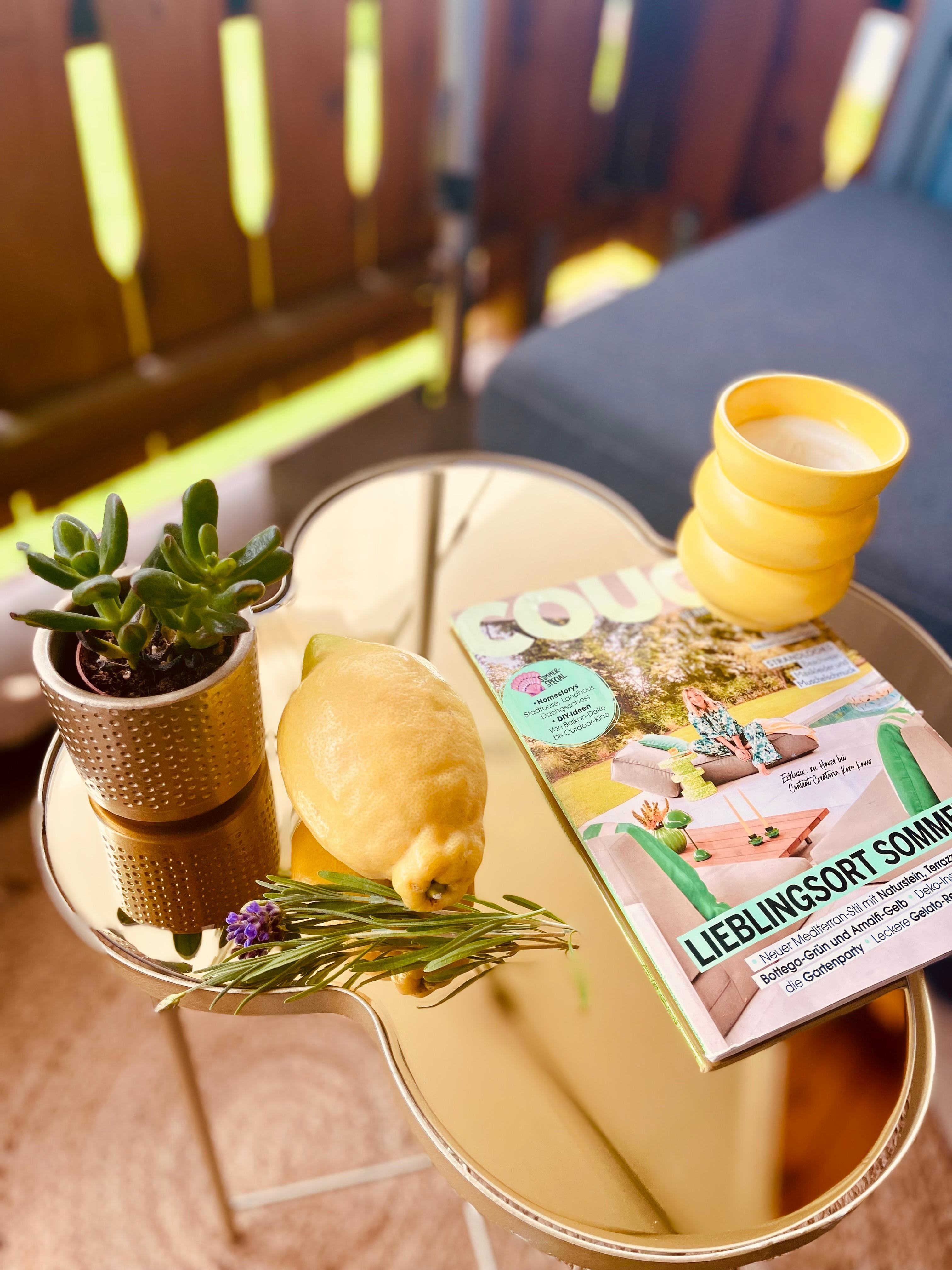 Frische #Zitronen, duftenden #Lavendel und das neue #Couchmagazin sind alles, was ich heute brauche. 💛💜 #balcony #outdoor #balkonterrasse #sommer #gelbundlila 