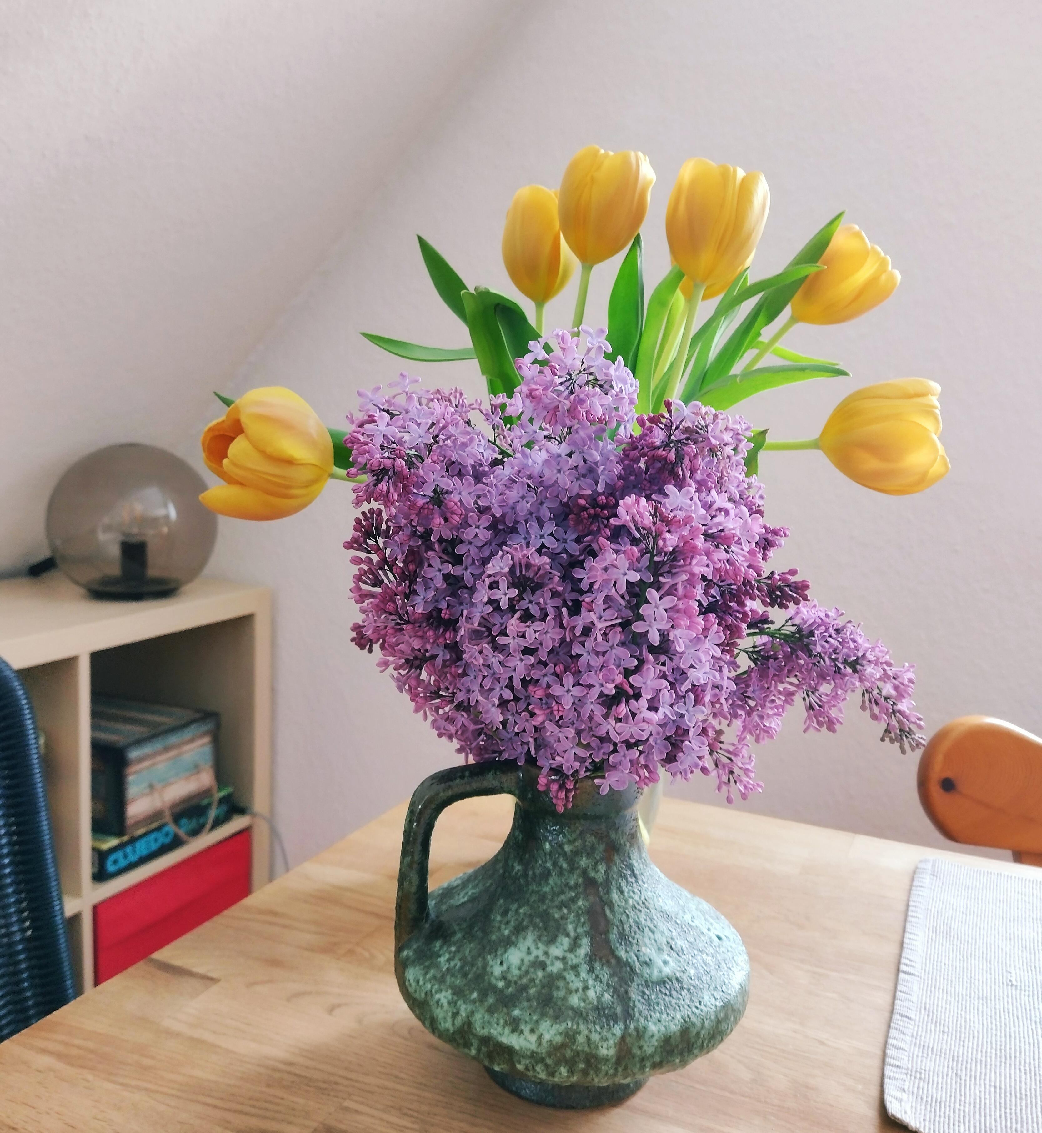 #frischeblumen #blumenliebe #tulpen #flieder #vintagevase #keramikvase
