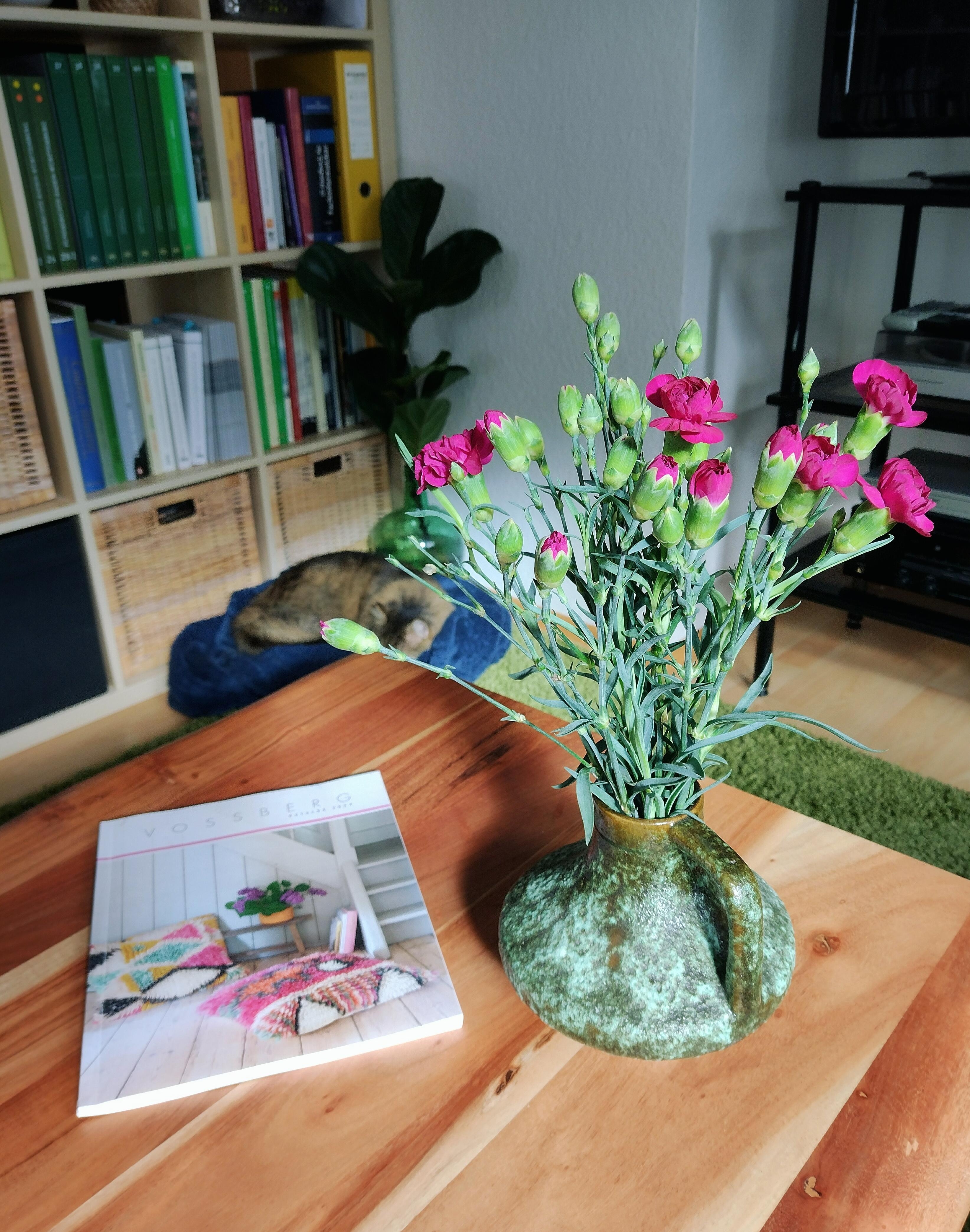 #frischeblumen #retrovase #keramikvase #couchtisch #wohnzimmer #bartnelken