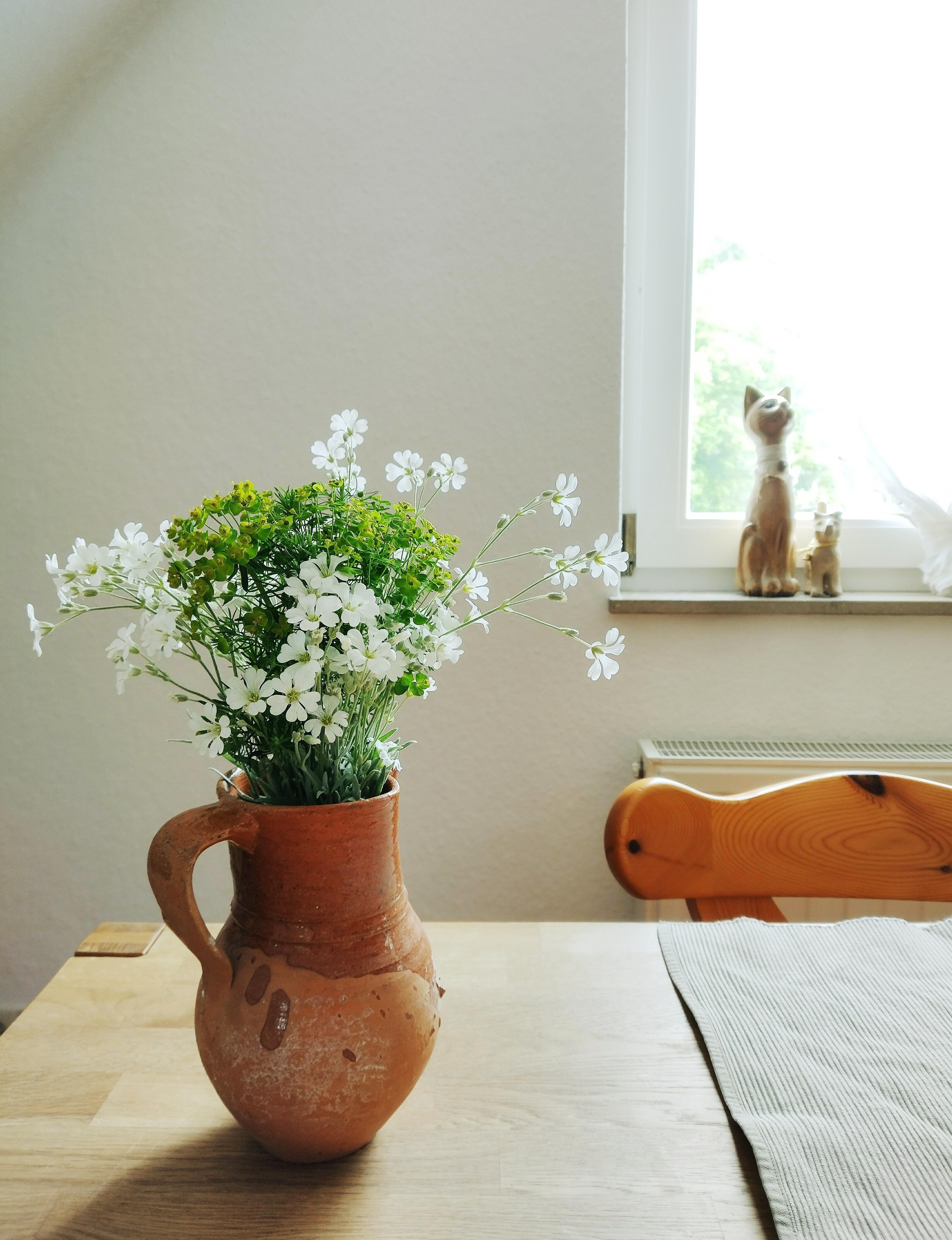 #frischeblumen #vase #krug #vintage #essecke #details #naturfarben