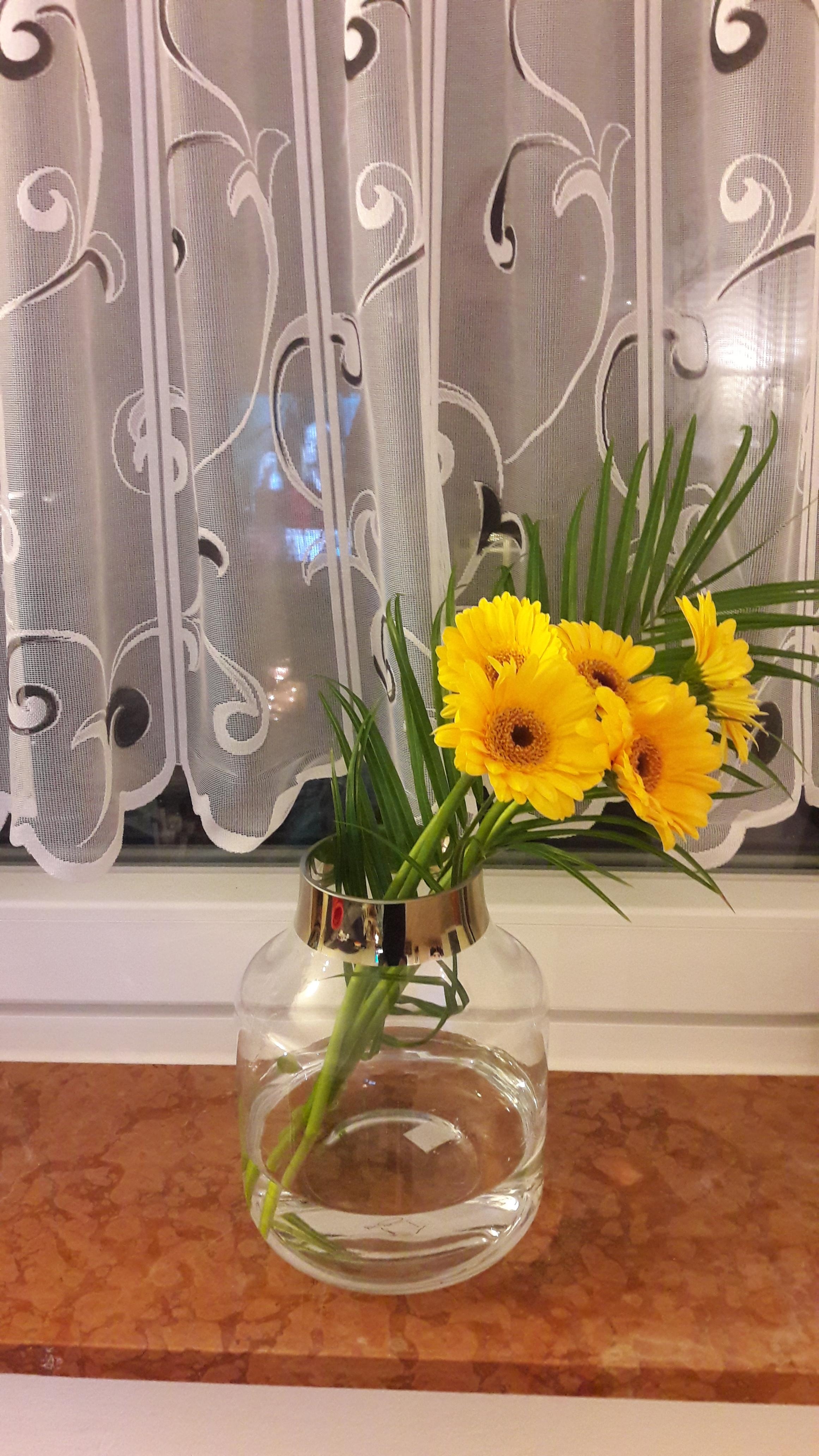Frischer Bund Blumen aufgeteilt auf die neuen Vasen 🌻🌿💛