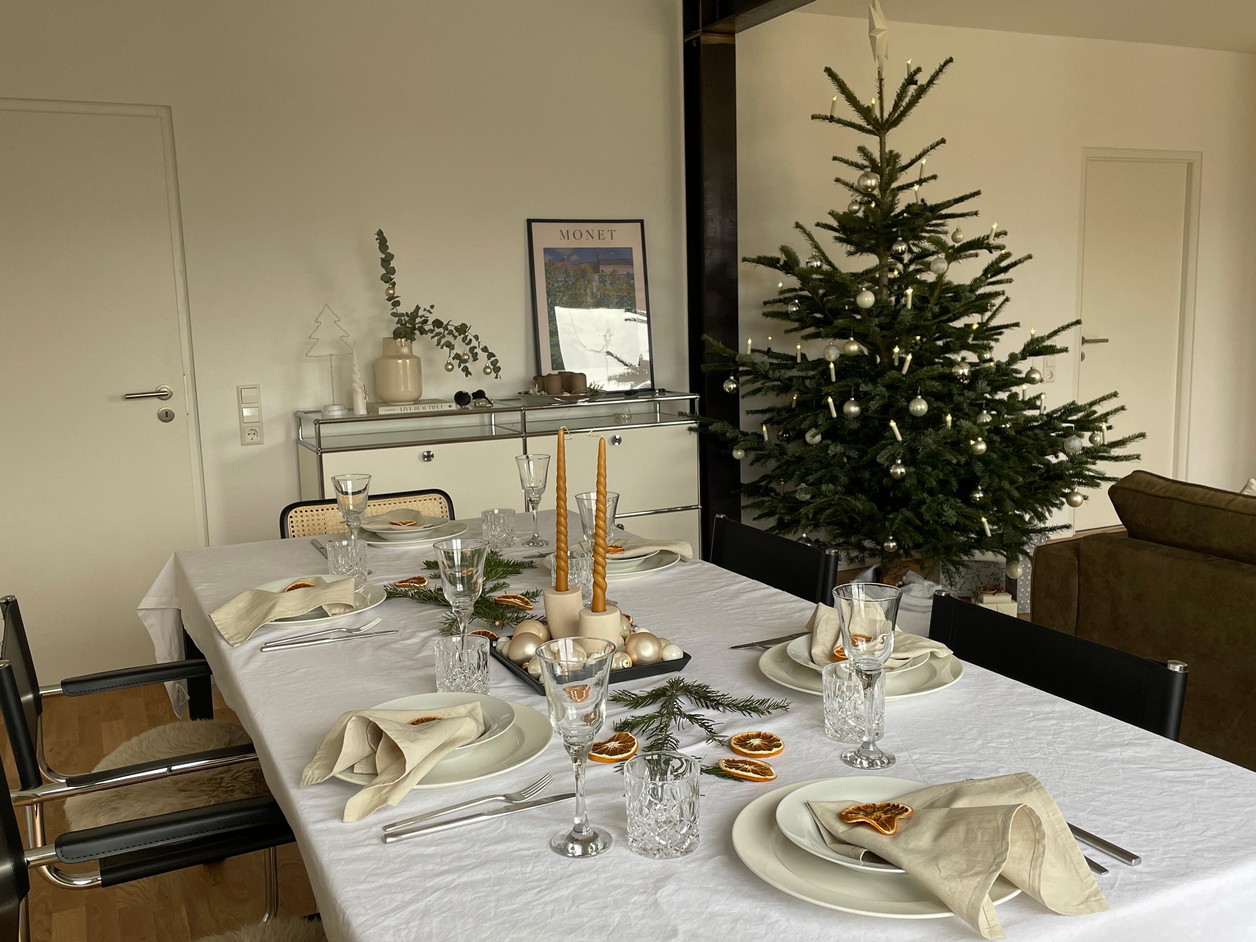 Fröhliche Weihnachten 🎄 
Unser Tisch ist auch schon ready 
#christmasday #dinnertime #christmasdecoration #mertyxmas 