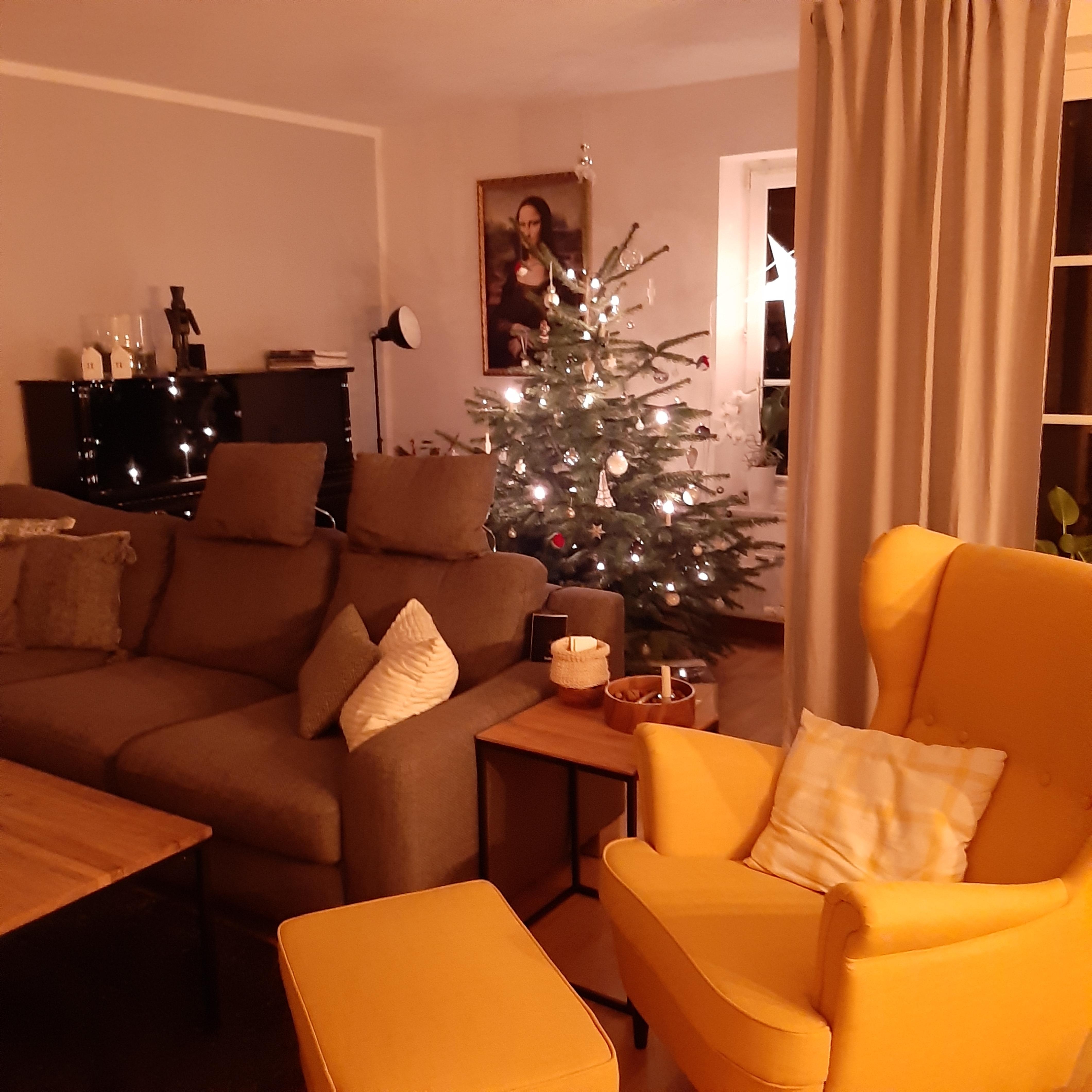 Fröhliche Weihnachten! #froheweihnachten #ohrensessel #tannenbaum #wohnzimmer