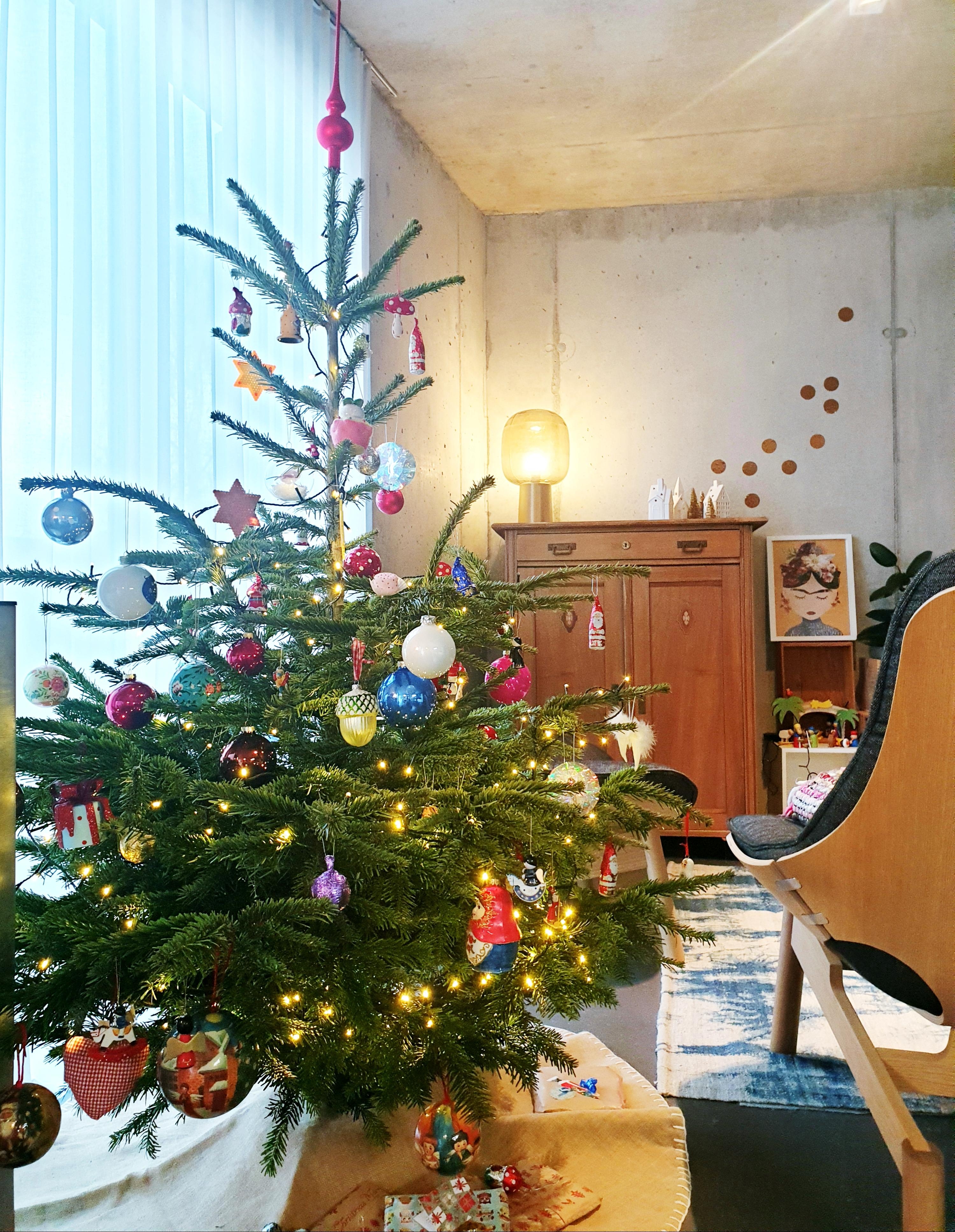 Frohe Festtage🌟🌟🌟
Alles drum und dran am unserem Weihnachtsbaum.
#Weihnachtsbaum#Tannenbaum#Weihnachten