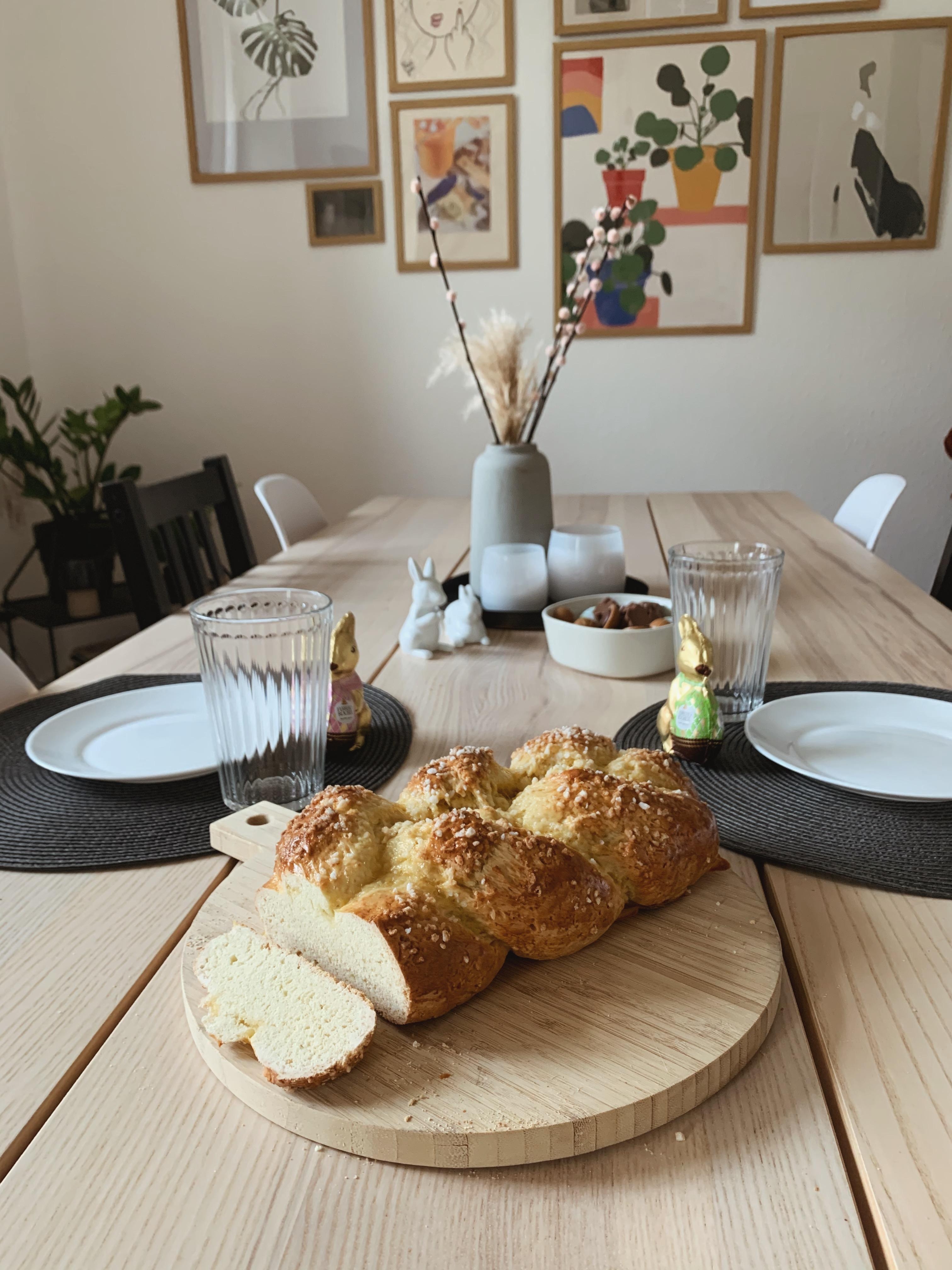 Frohe Ostern 🐰🐣 #esszimmer #esstisch #osterdeko #hefezopf #couchstyle 