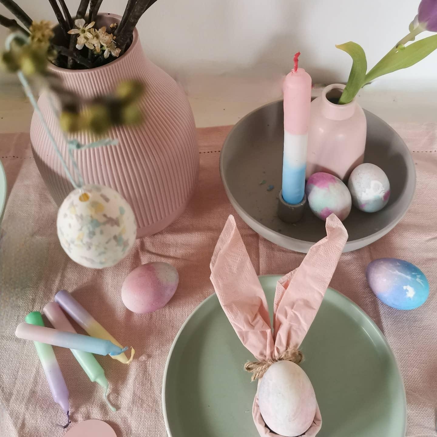 Frohe Ostern! #happyeaster #eierfärben #osterdeko #pastell #tischdeko #bunteszuhause 