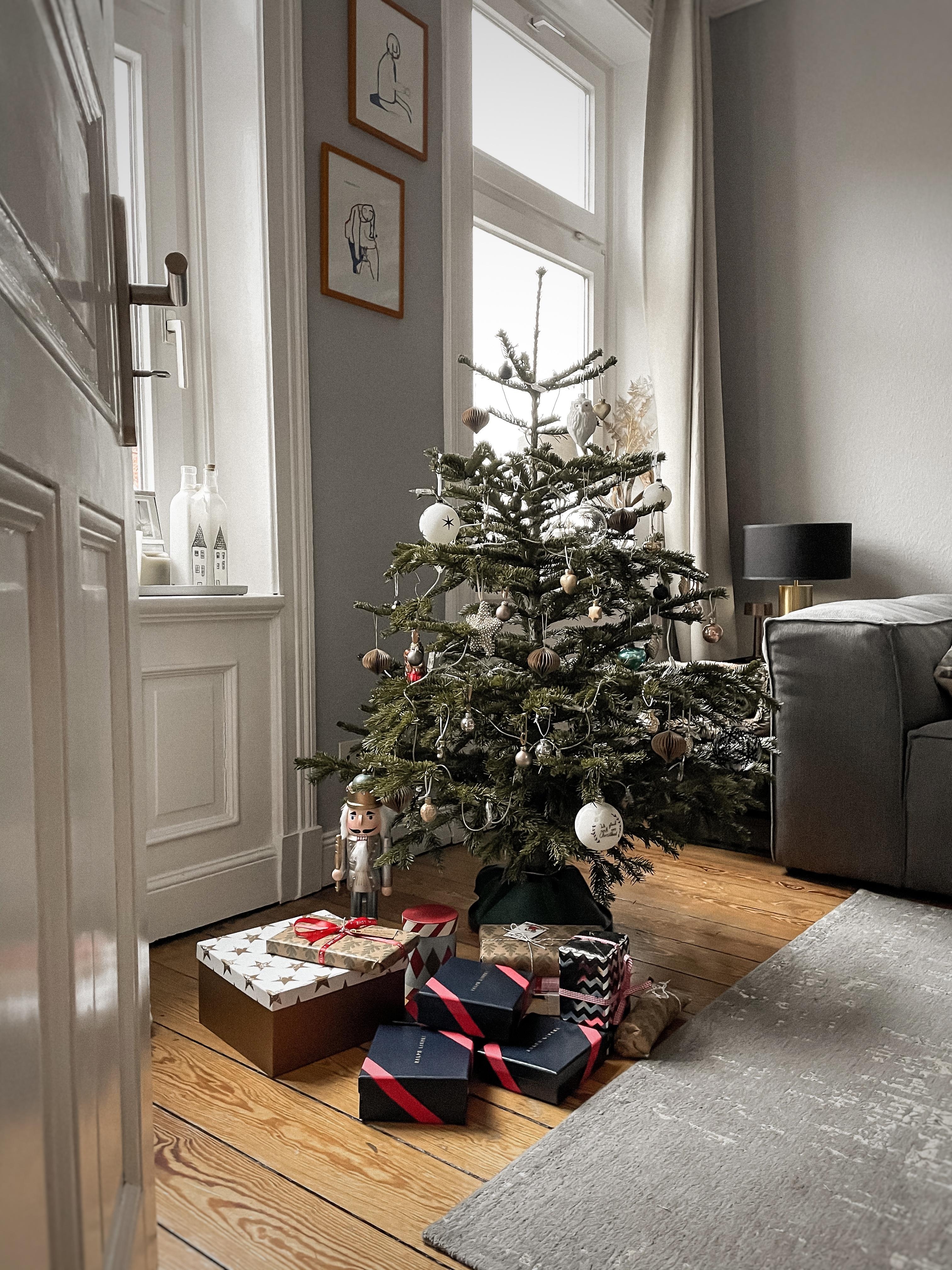 Frohe Weihnachten #geschenke #altbau #weihnachtsbaum #inspo #interior #couchstyle #geschenke