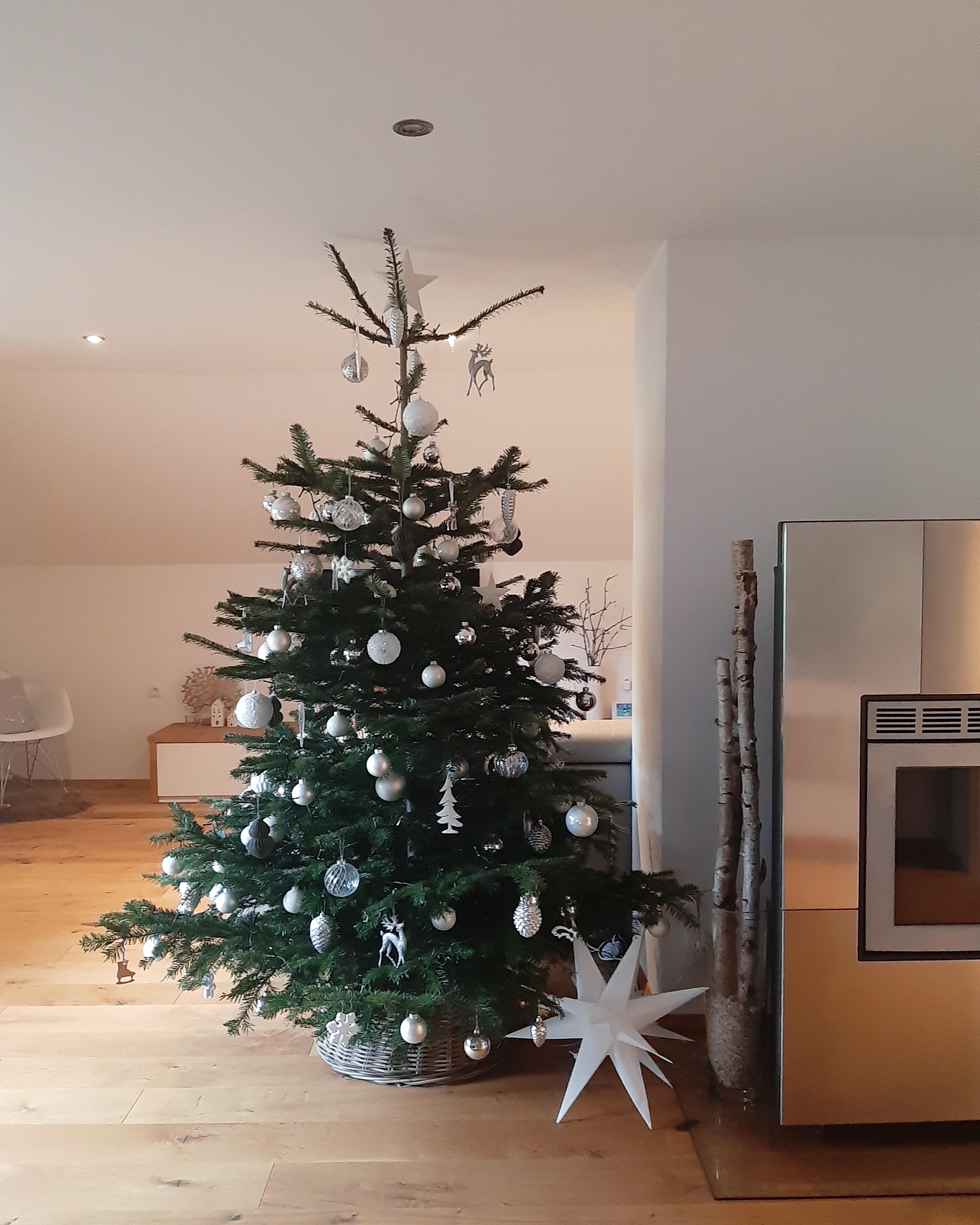 Frohe Weihnachten 🌟#Weihnachtsdeko #weihnachtsbaum #skandi #wohnzimmer #deko #whiteliving #sterne #wohnen