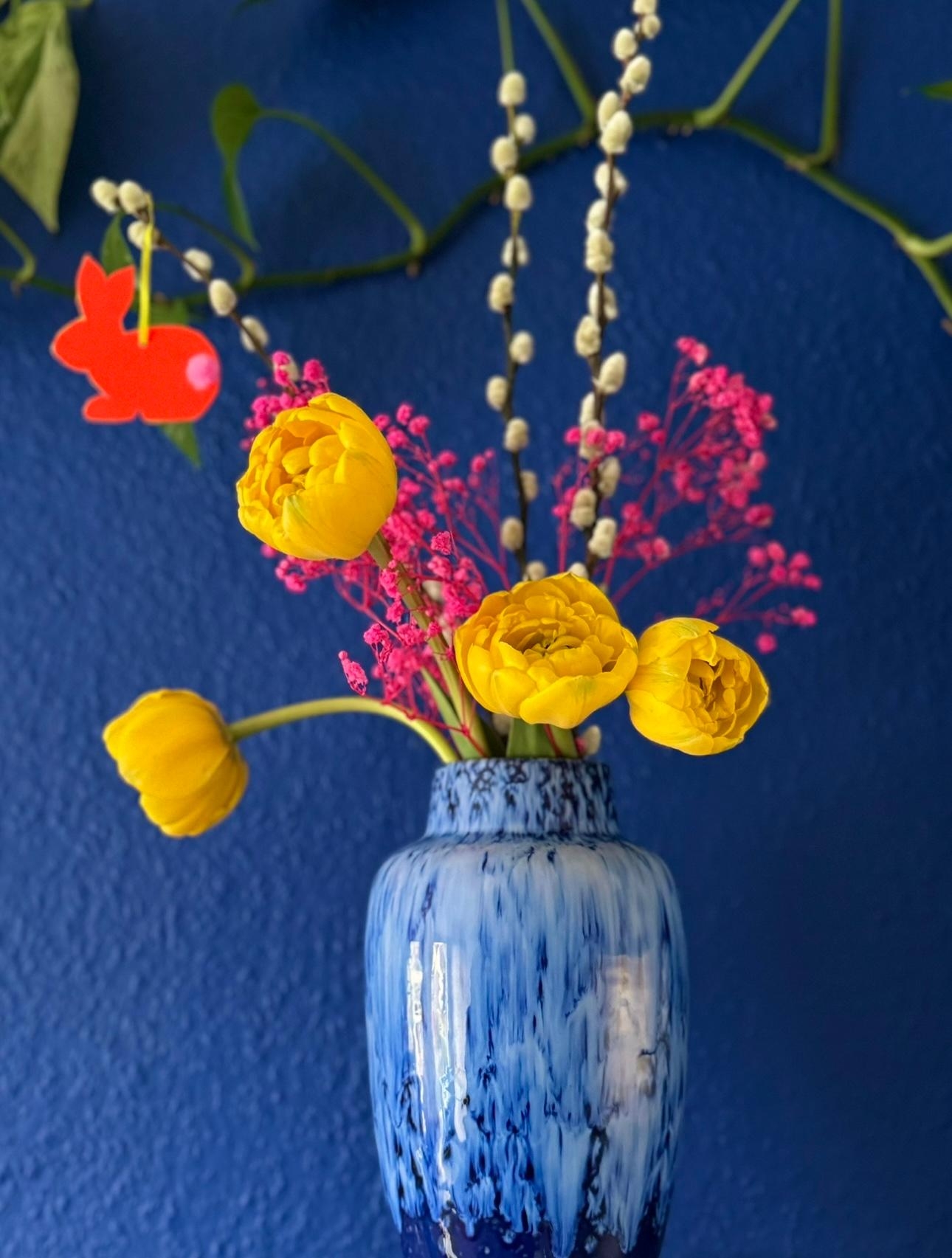 #Froheostern #Osterstrauch in der #Küche 💙 #Wandfarbe #Vintage #Vase  #Secondhand #Diy #Osterdeko #Colorbomb #Hasi in #Neon 🧡 #Bunteostern