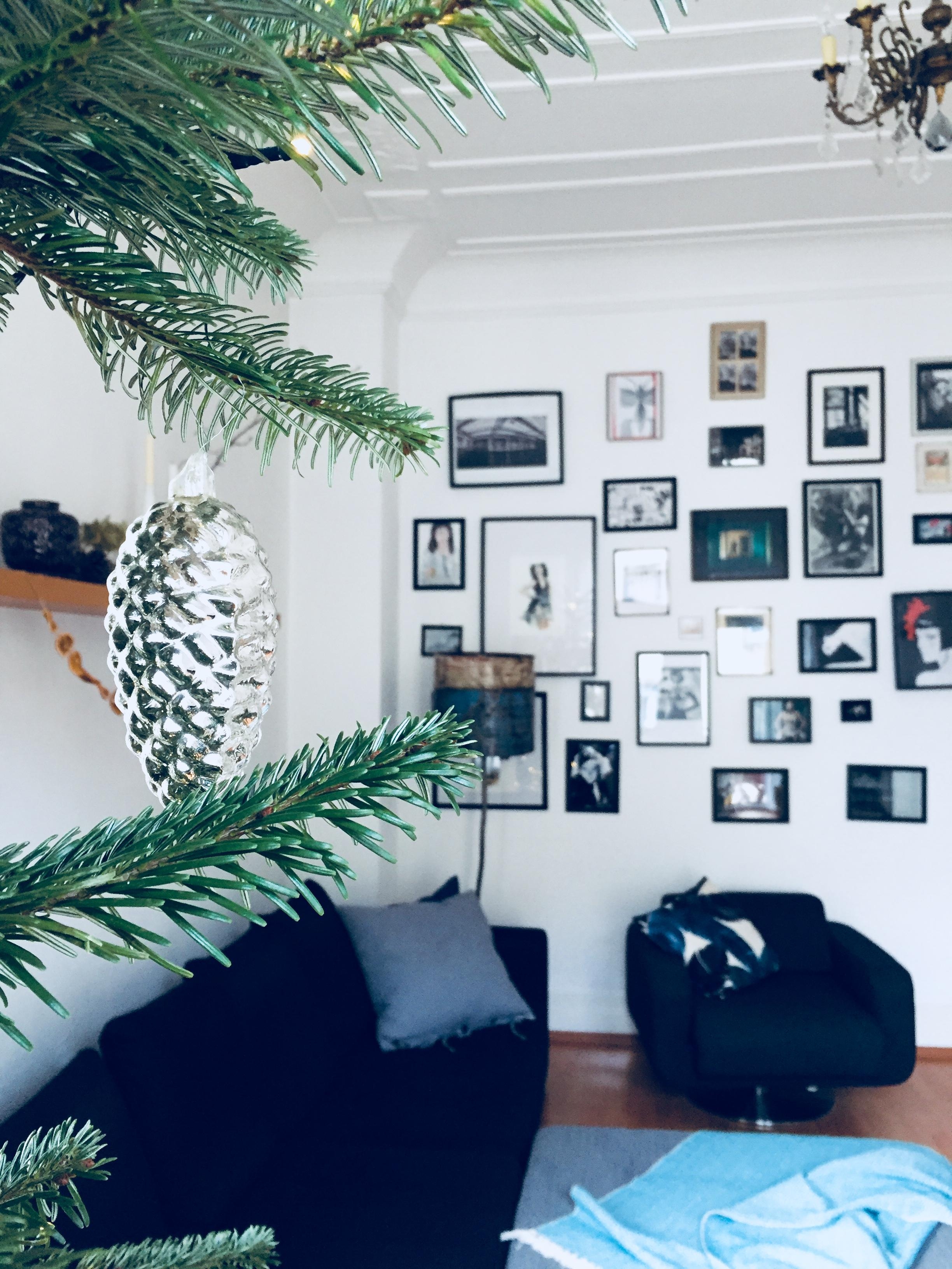 Frohes Fest ihr Lieben! #weihnachten #xmas #wohnzimmer #weihnachtsbaum #bilderwand #familytime #couchstyle #altbau