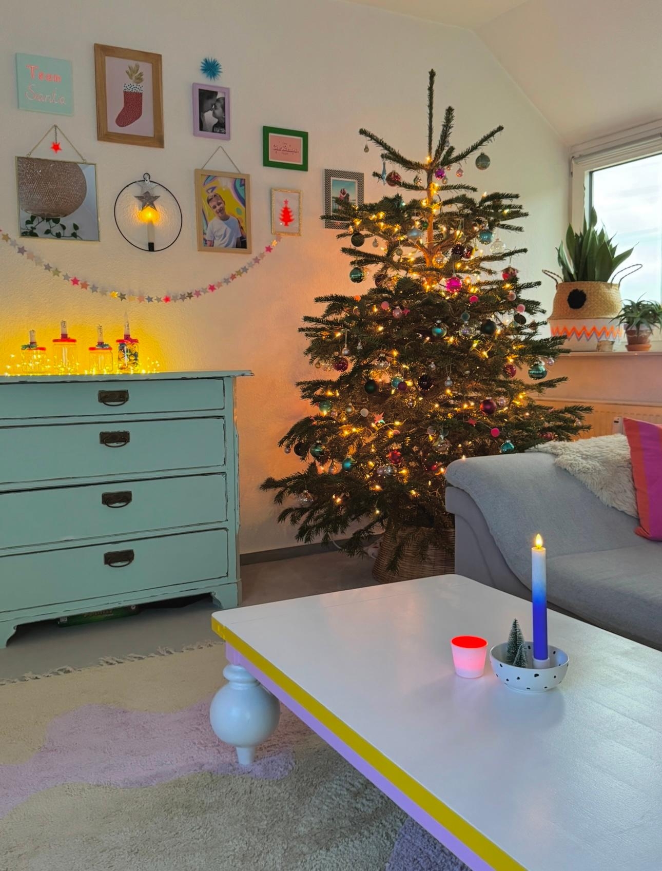 #FroheWeihnachten allen hier ✨🎄✨
#LettheMagicbegin #Colourfulchristmas
#Weihnachtsdeko #Weihnachtsbaum
#Wohnzimmer