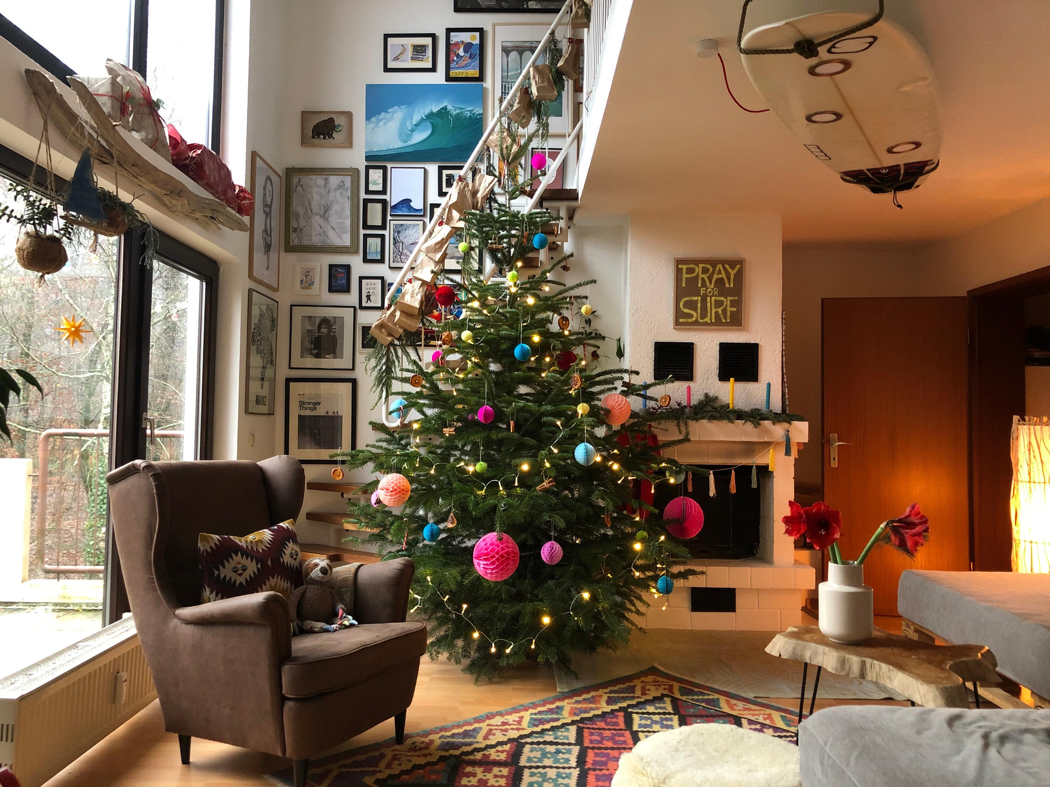 #froheweihnachten euch allen! Der #weihnachtsbaum steht und das #wohnzimmer erstrahlt #boho #bunt