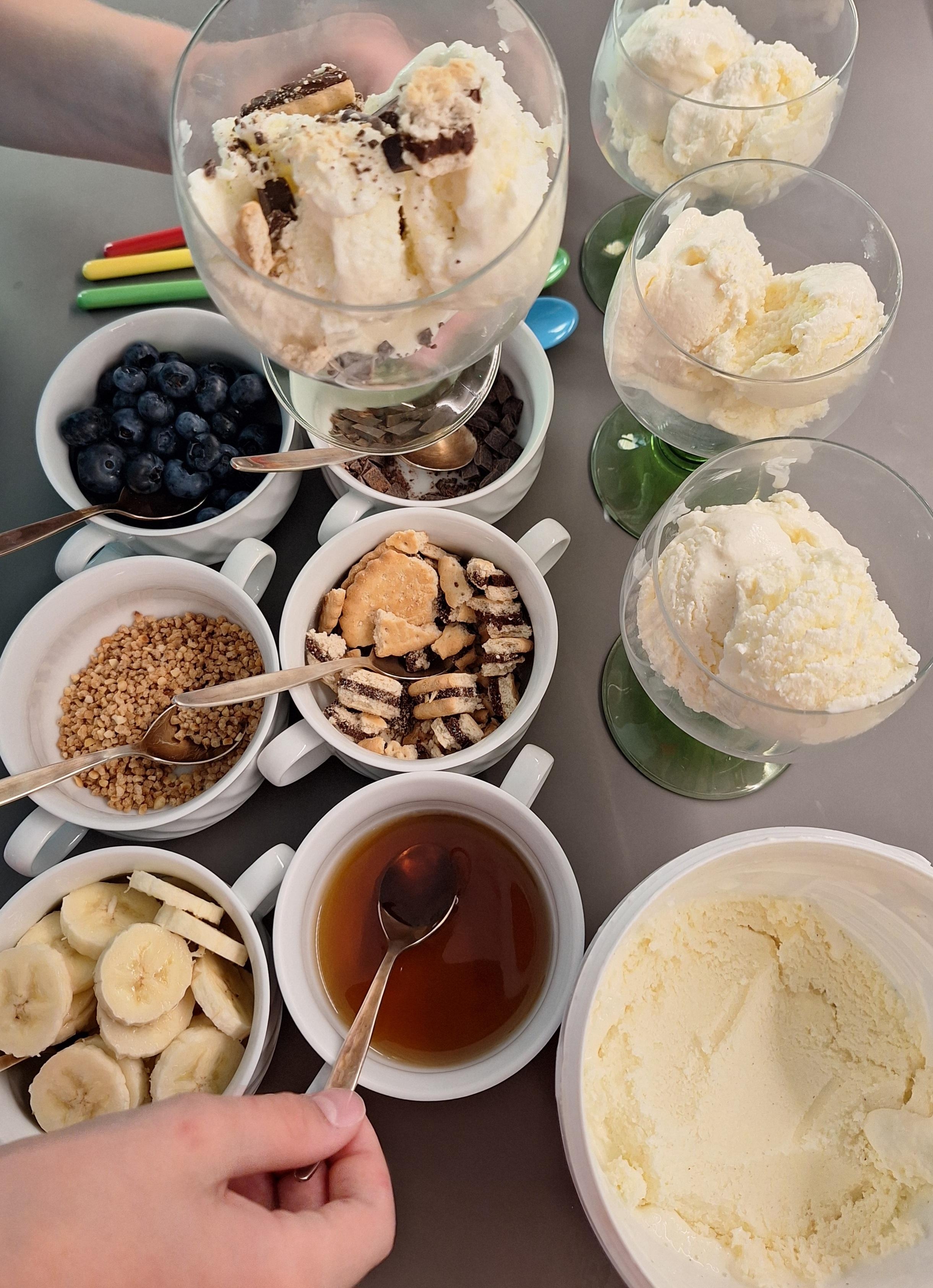 FROZEN YOGHURT
#Eis #Frozenyoghurt #Toppings #EiszuHause #selbstgemacht #schnellgemacht #Nachtisch #süßeSpeise