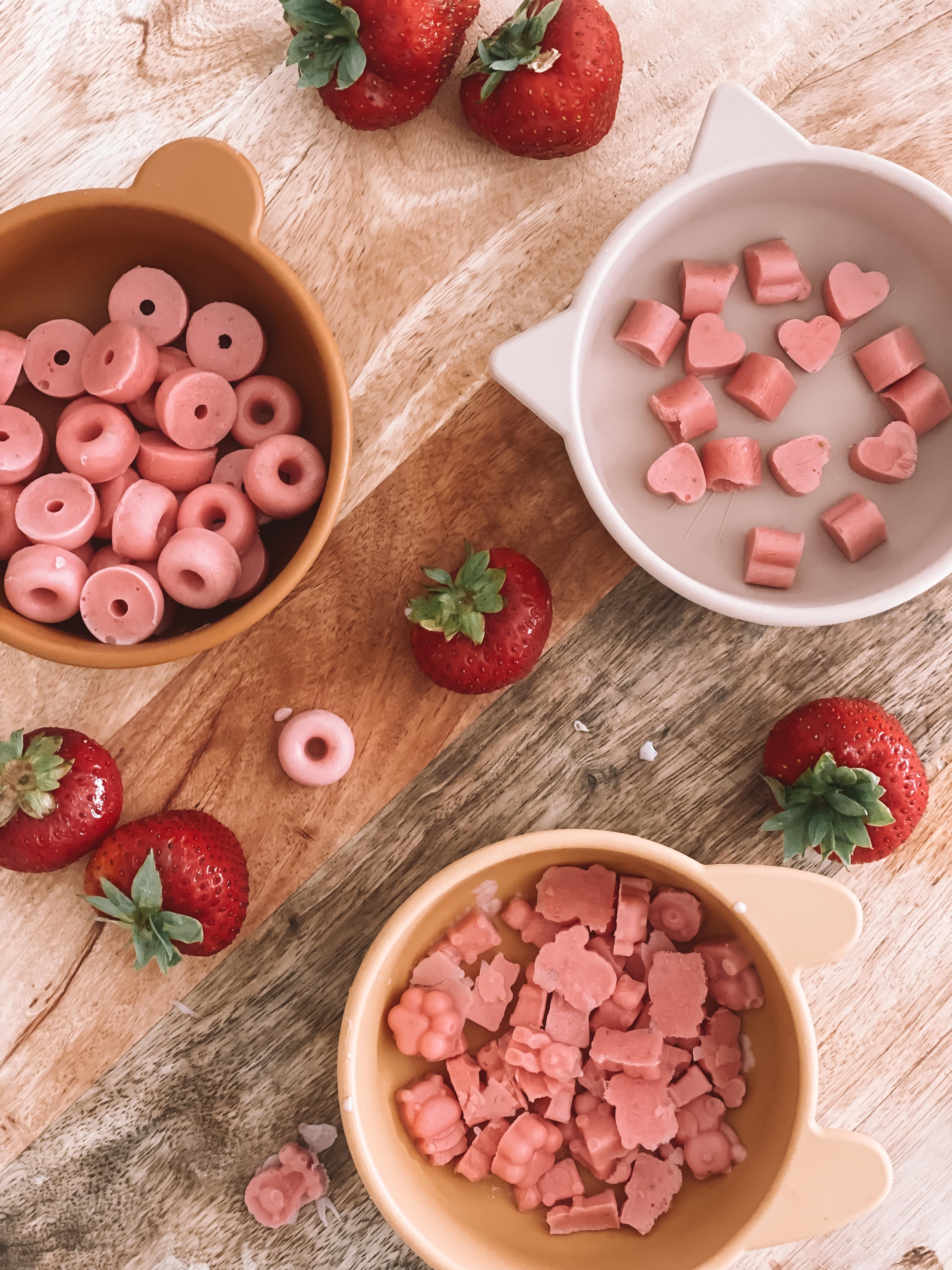Frozen Yogurt Gums selbst machen. Mit Erdbeeren aus dem Garten. Kein Zucker. Kein Plastik. #grünerleben #diy #couchstyle