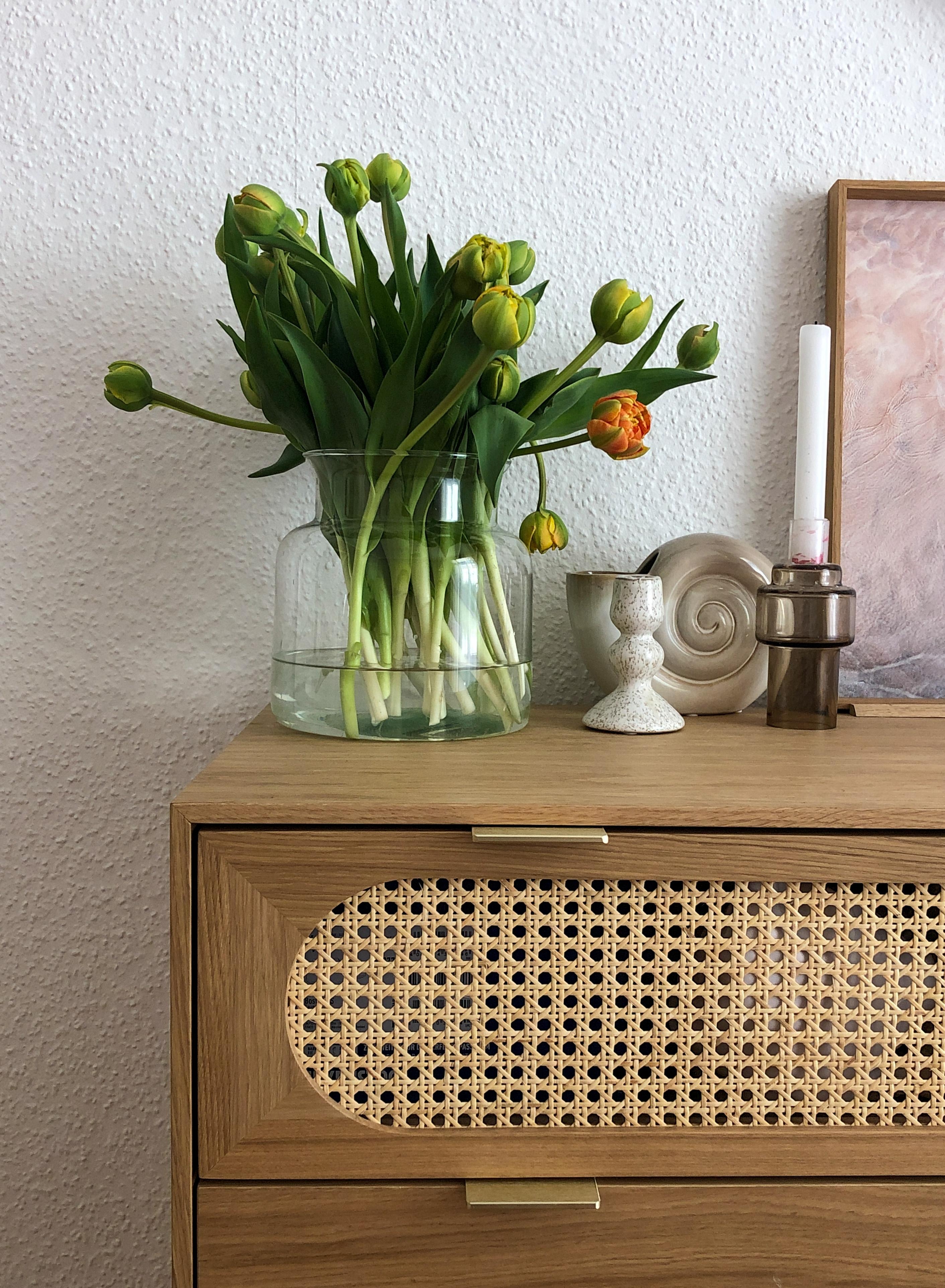 Frühling auf dem Sideboard 
Habt einen guten Start in die Woche (:
#freshflowers #wienergeflecht #tulpenliebe 