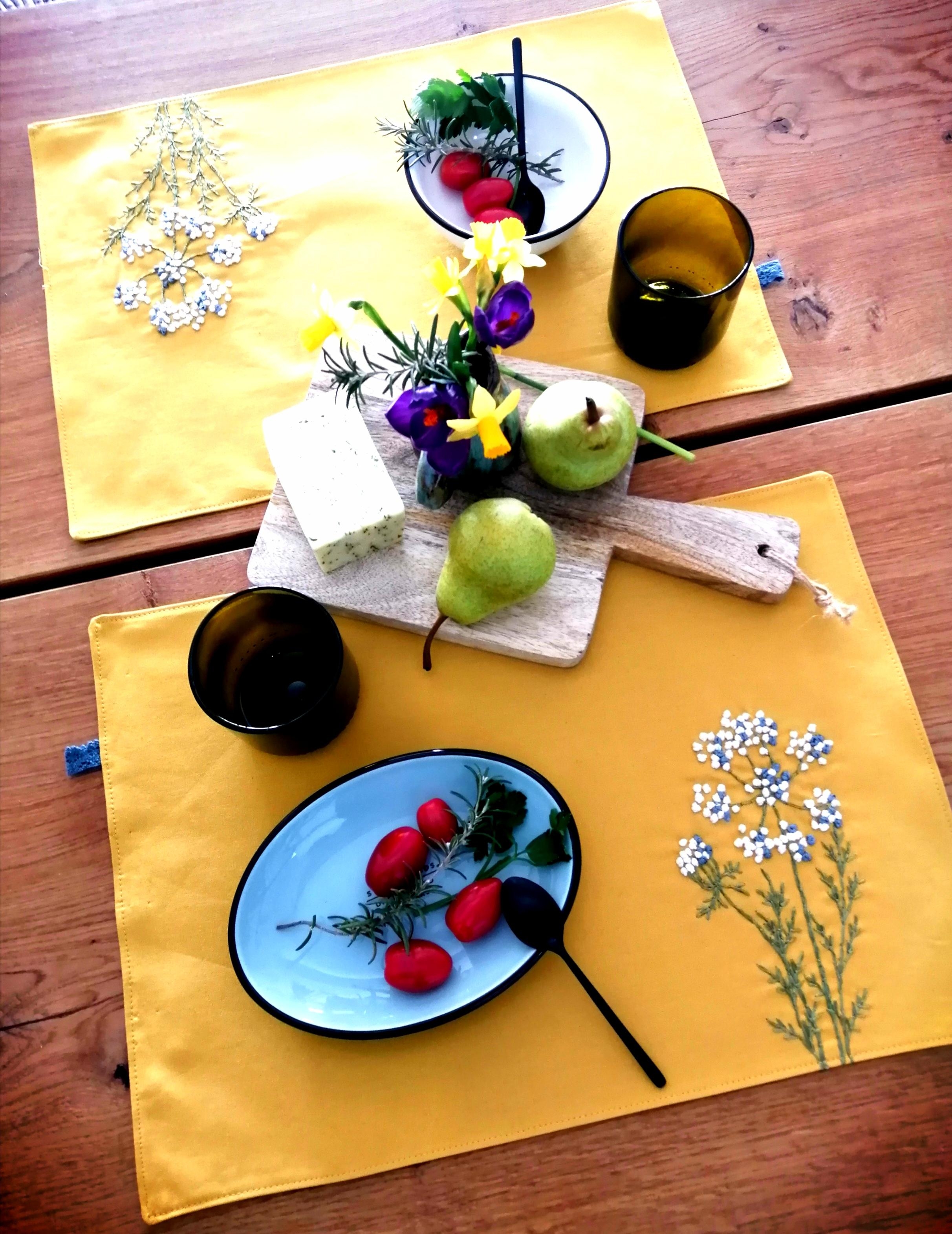 Frühling auf dem Tisch🌿🌼, Platzset bestickt #botanicalembroidery #sewlove #tischdeko