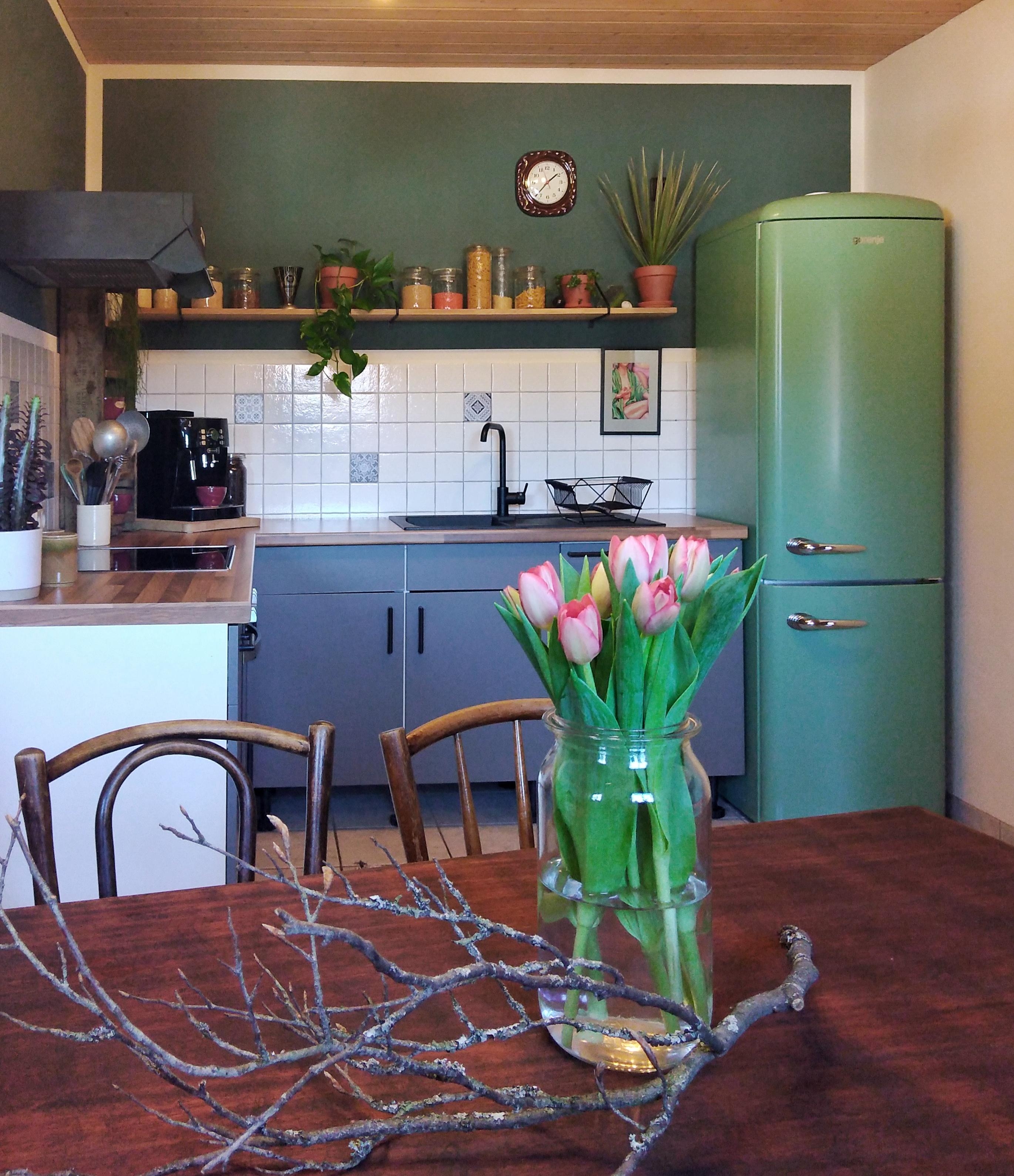 Frühling in der Küche. #tulpen #frühling #retrokühlschrank #schönerwohnenfarbe #kitcheninspo 
