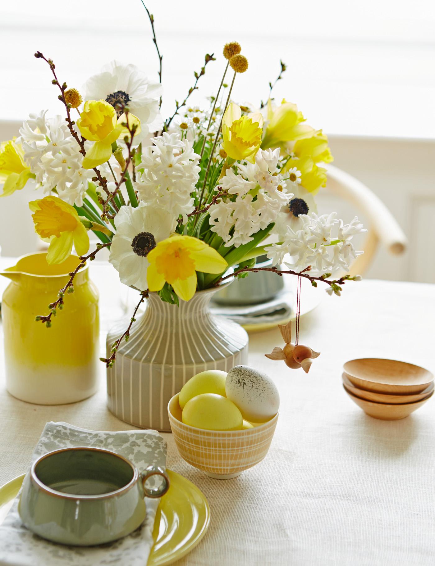 Frühling in der Vase #osterdeko ©Living at Home/Julia Hoersch