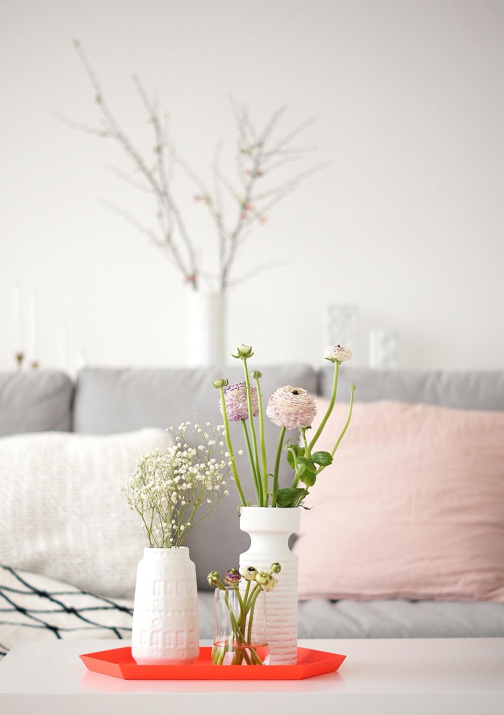 Frühling in pastell und neon #vintage #wohnzimmer #vase #tablett ©Sabine Wittig