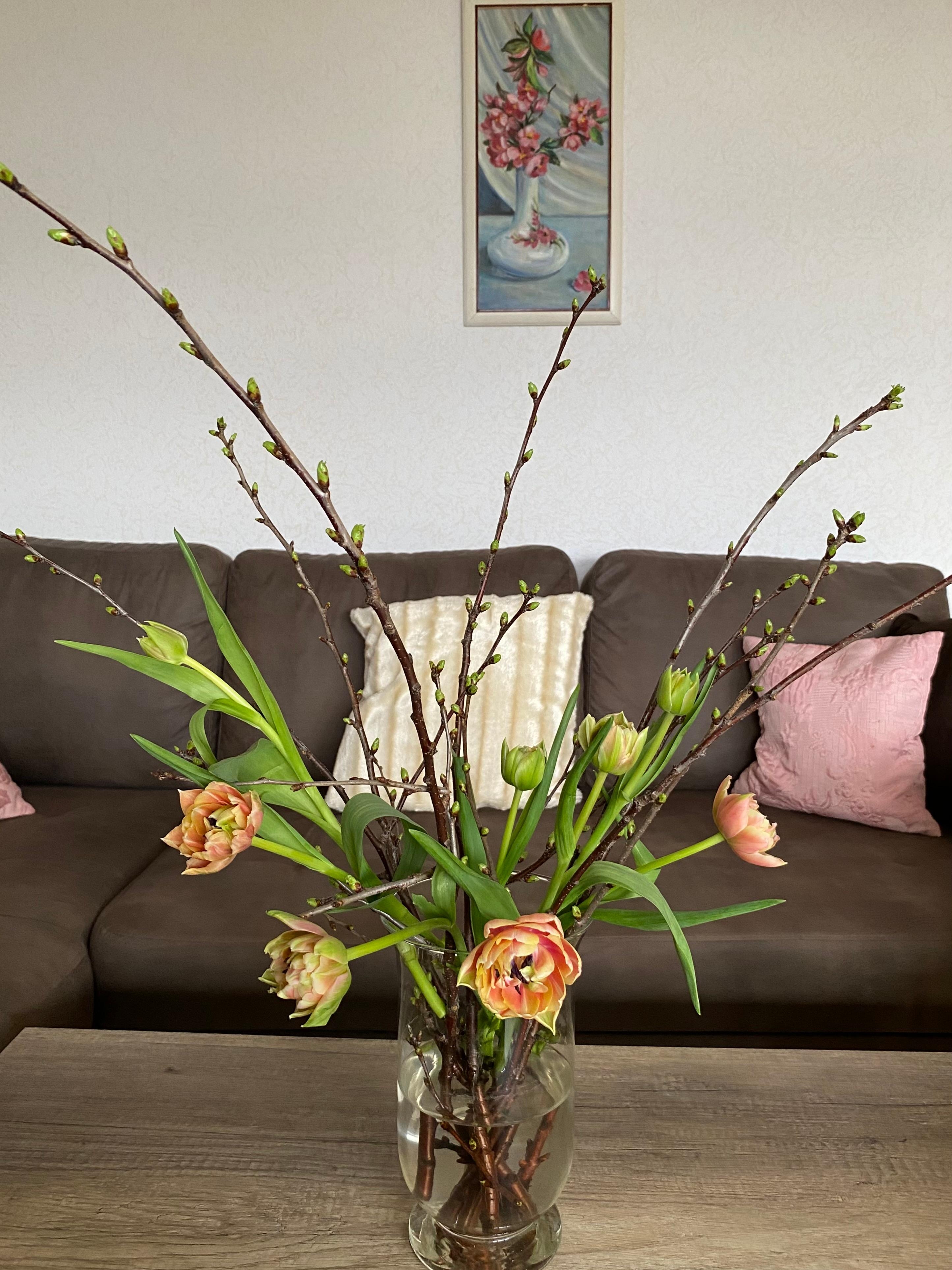 Frühling
#kirschenzweige #tulpen #wohnzimmer