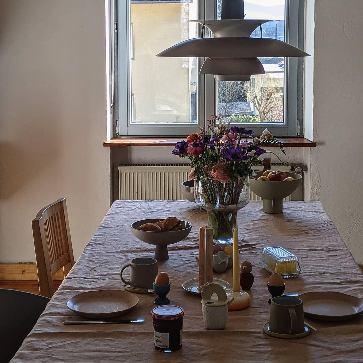 #frühling#blumen#esszimmer#altbau#esstisch#wochenende#living#home#interior#couchstyle#scandinavisch#hygge#homestory